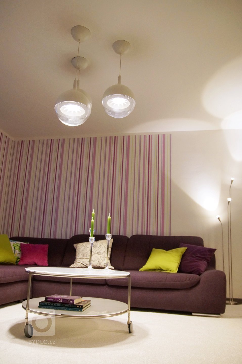 Obývací pokoj s krbem byl původně takovou nepovedenou slepenicí všech možných zásahů a úprav předešlých majitelů.&nbsp;S novými&nbsp;vlastníky jsme se&nbsp…