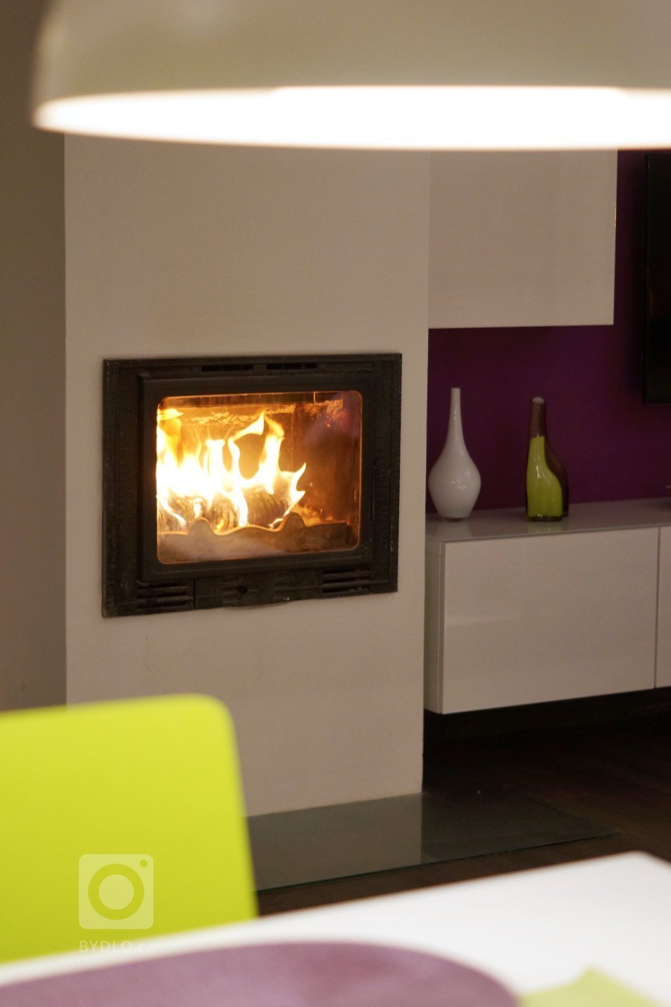 Obývací pokoj s krbem byl původně takovou nepovedenou slepenicí všech možných zásahů a úprav předešlých majitelů.&nbsp;S novými&nbsp;vlastníky jsme se&nbsp…