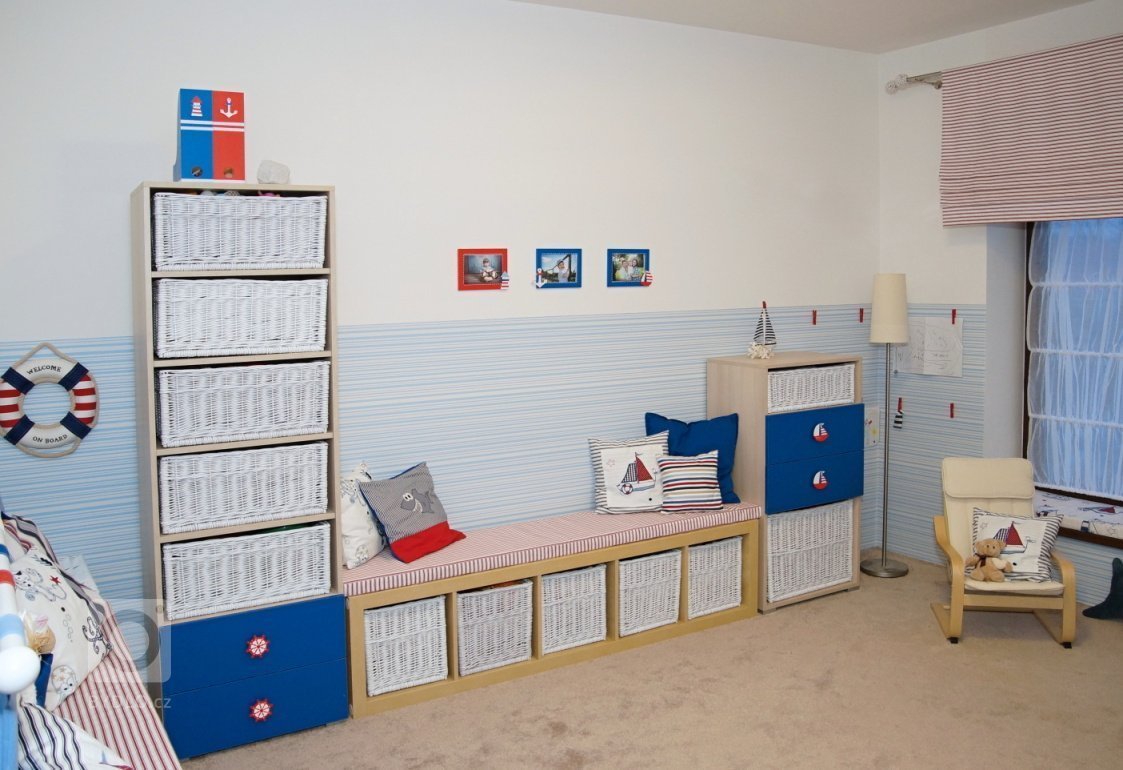Herna pro malého chlapečka v námořnickém&nbsp;stylu byla rovněž již částečně zařízena, ale chtělo to barevně i stylově vyladit, aby prostor jednak sloužil…