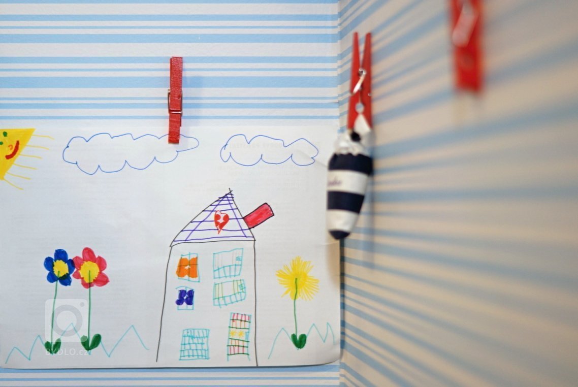 Herna pro malého chlapečka v námořnickém&nbsp;stylu byla rovněž již částečně zařízena, ale chtělo to barevně i stylově vyladit, aby prostor jednak sloužil…