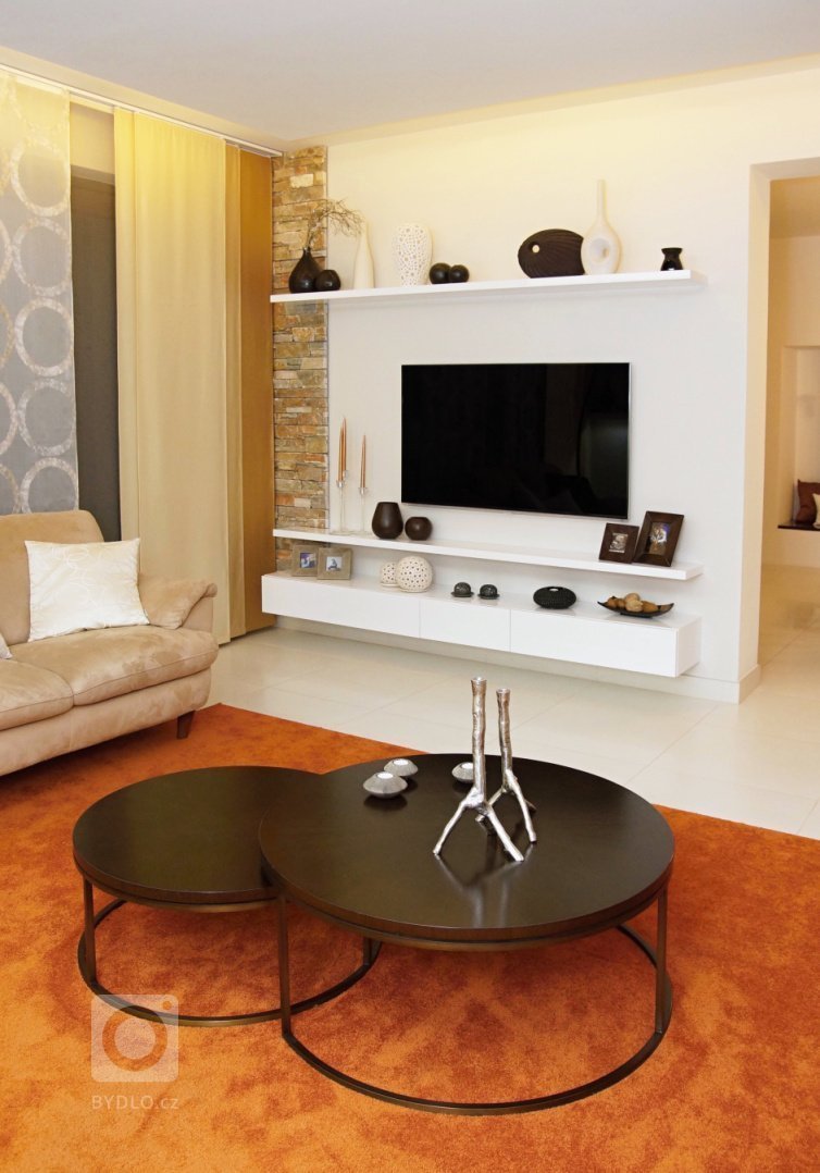 Tento obývací pokoj prošel redesignem,&nbsp; tedy část zařízení zůstala původní a část byla nově vyrobena namíru. Celkově byl interier barevně a materiálově…