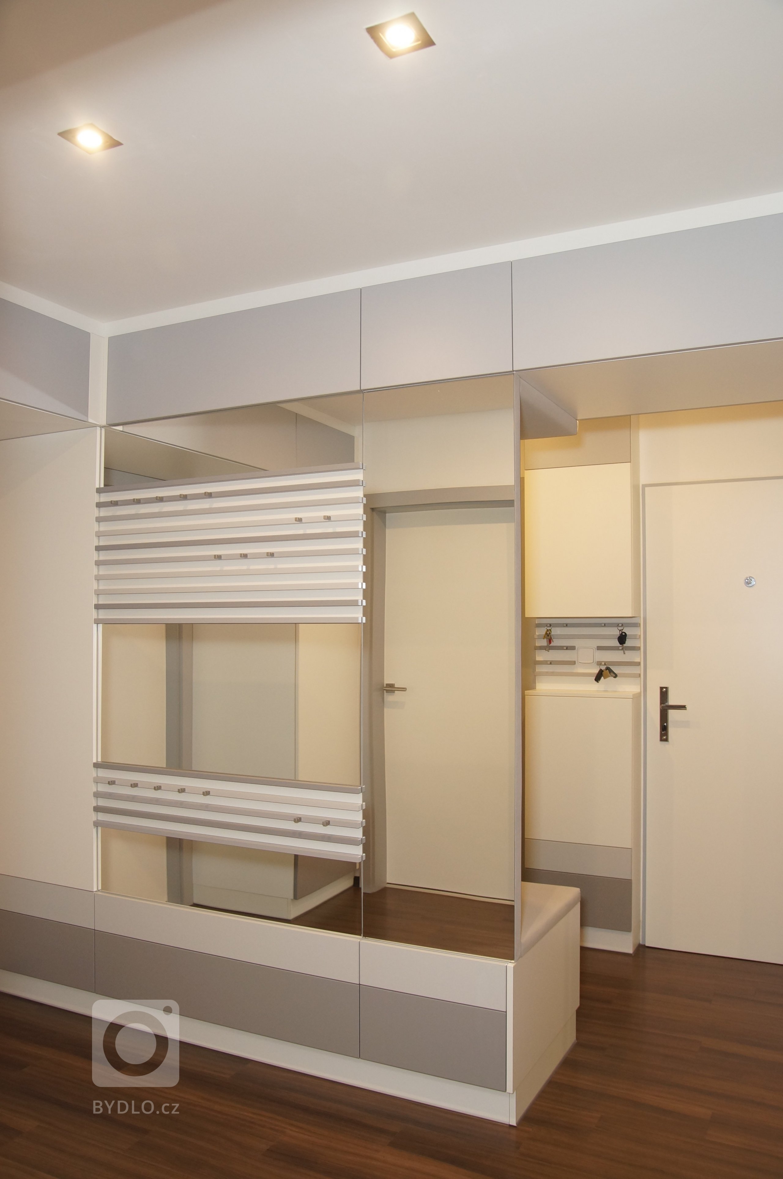 Proměna klasické panelákové předsíně, jenž krom propojení sedmi dveří a vchodů nenabízela nic moc dalšího. Zoufale jí chyběla schopnost nabídnout úložné…