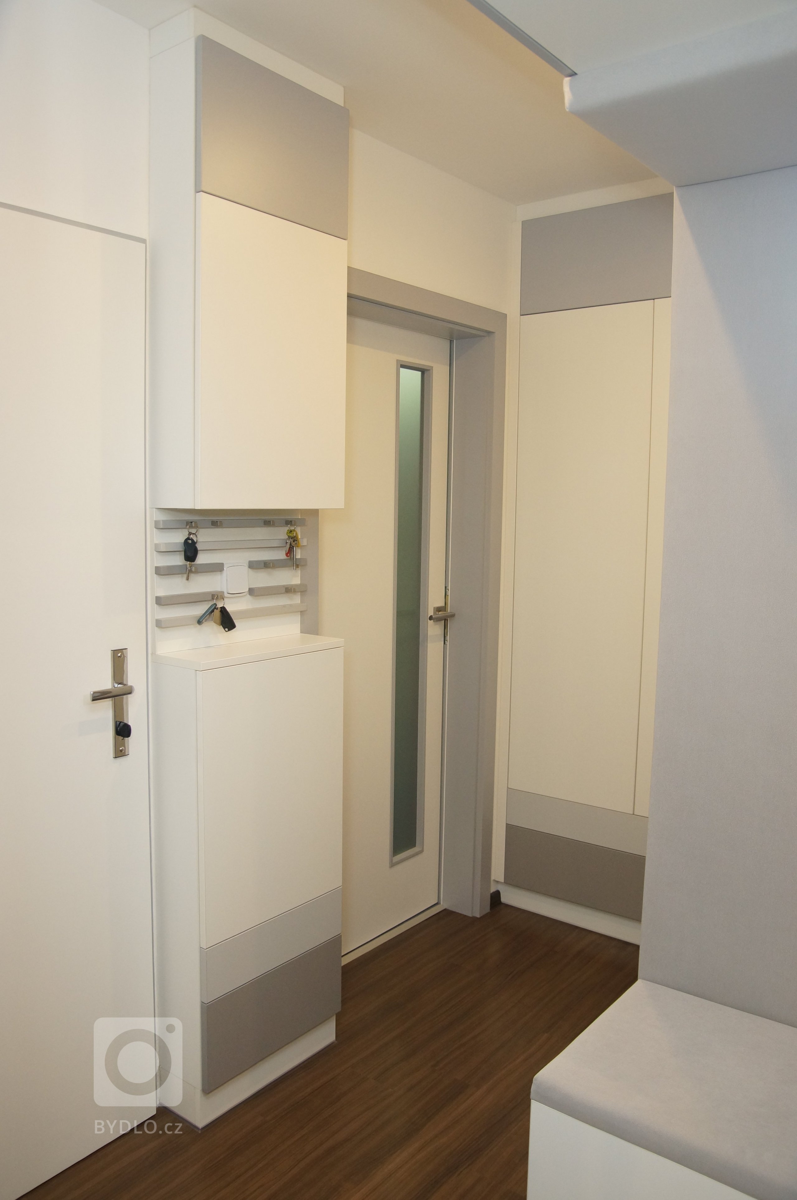 Proměna klasické panelákové předsíně, jenž krom propojení sedmi dveří a vchodů nenabízela nic moc dalšího. Zoufale jí chyběla schopnost nabídnout úložné…
