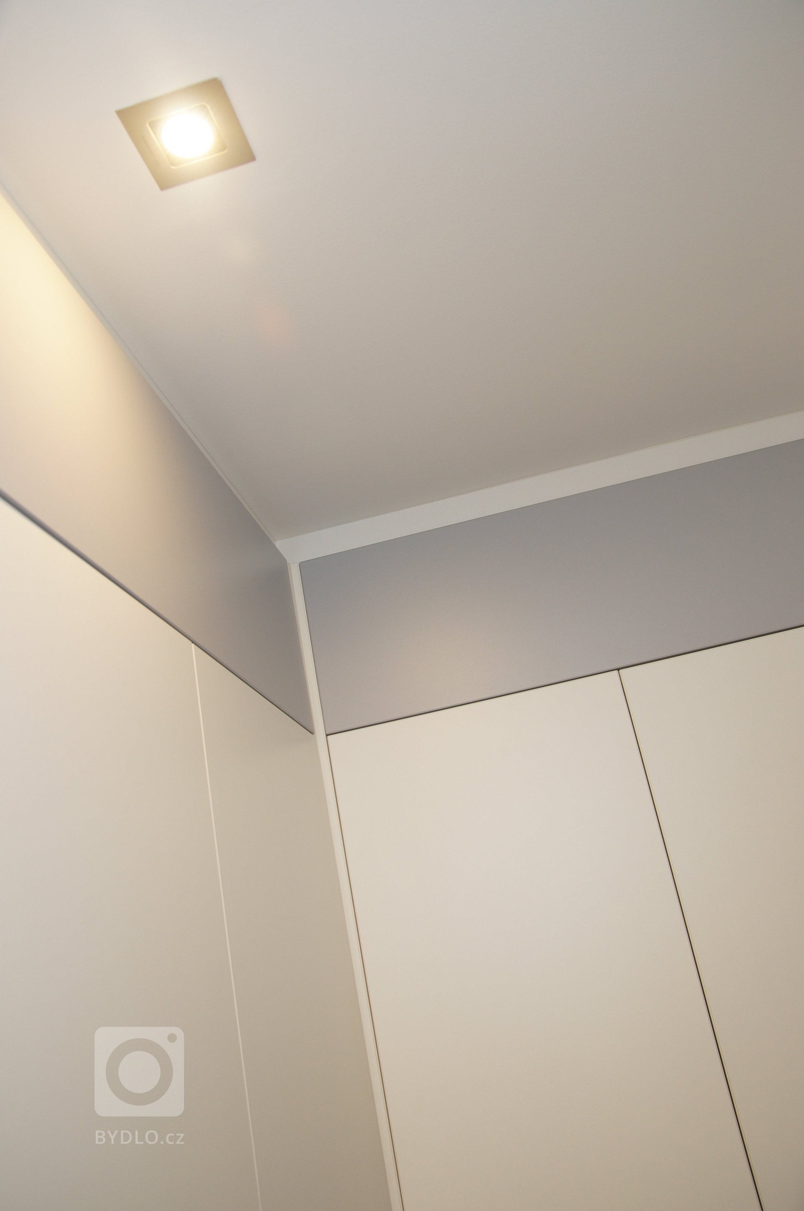 Proměna klasické panelákové předsíně, jenž krom propojení sedmi dveří a vchodů nenabízela nic moc dalšího. Zoufale jí chyběla schopnost nabídnout úložné…