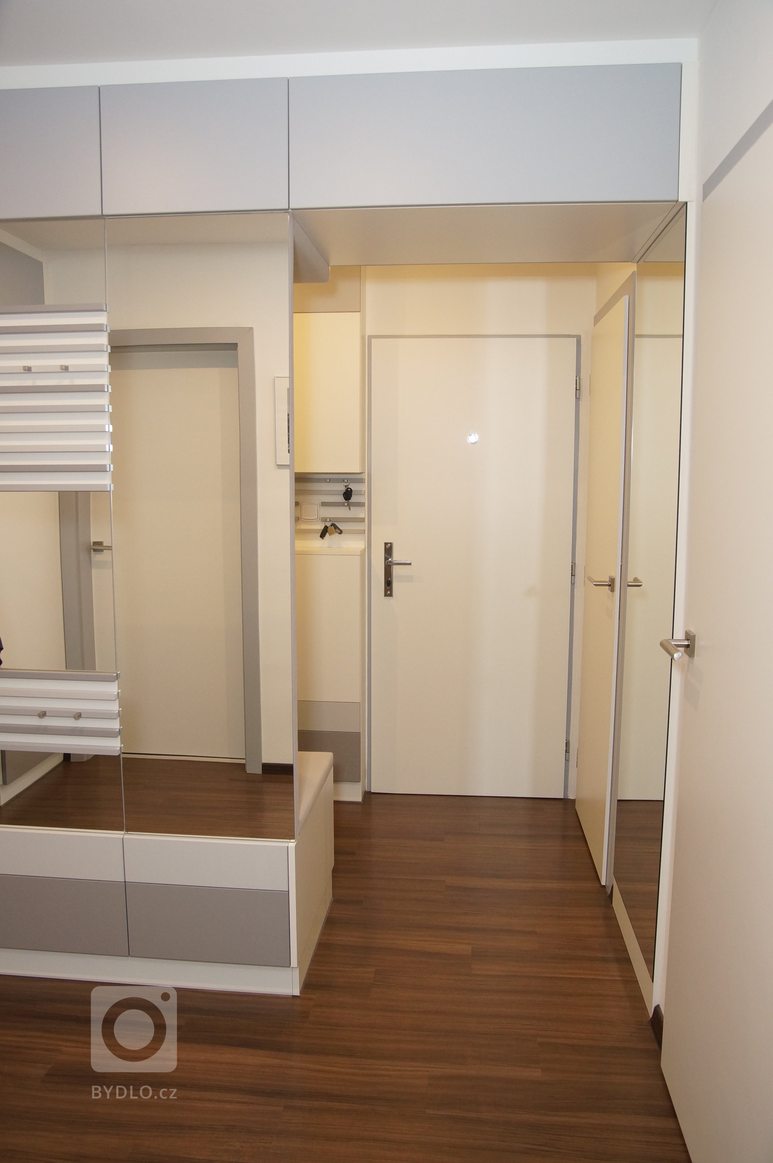 Proměna klasické panelákové předsíně, jenž krom propojení sedmi dveří a vchodů nenabízela nic moc dalšího. Zoufale jí chyběla schopnost nabídnout úložné…