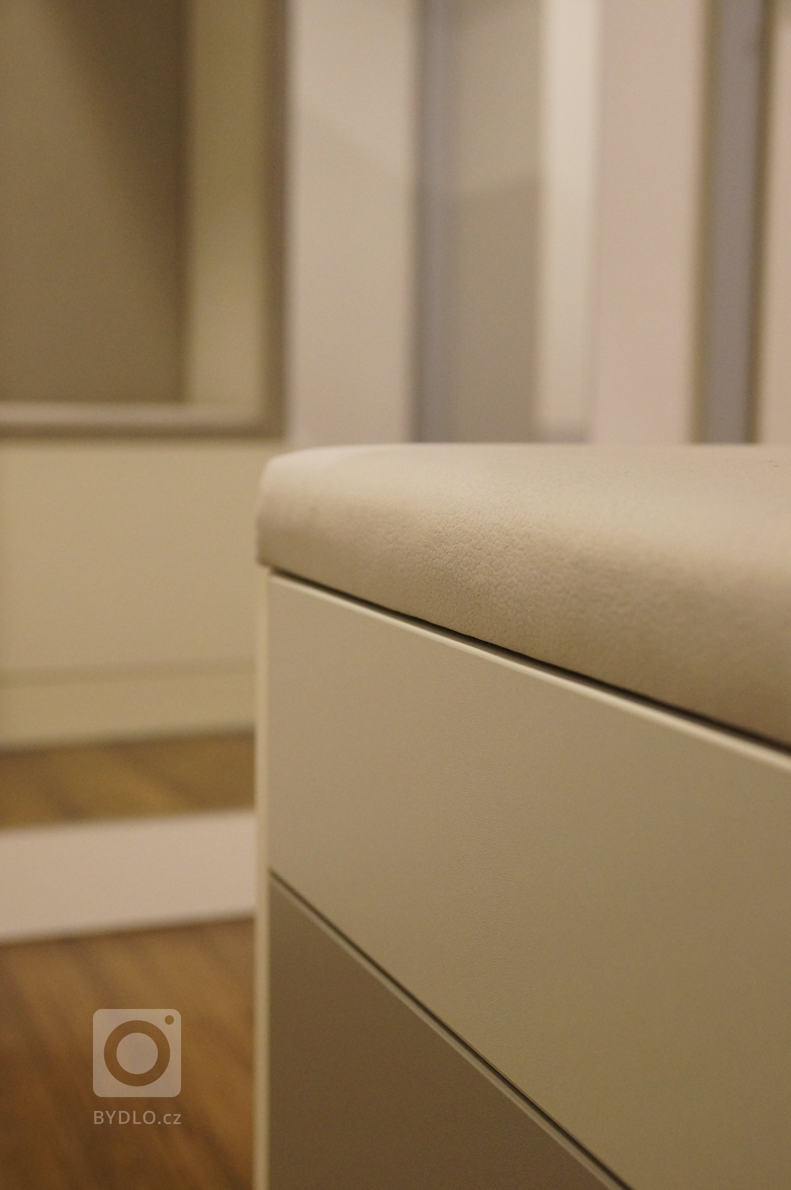 Proměna klasické panelákové předsíně, jenž krom propojení sedmi dveří a vchodů nenabízela nic moc dalšího. Zoufale jí chyběla schopnost nabídnout úložné…