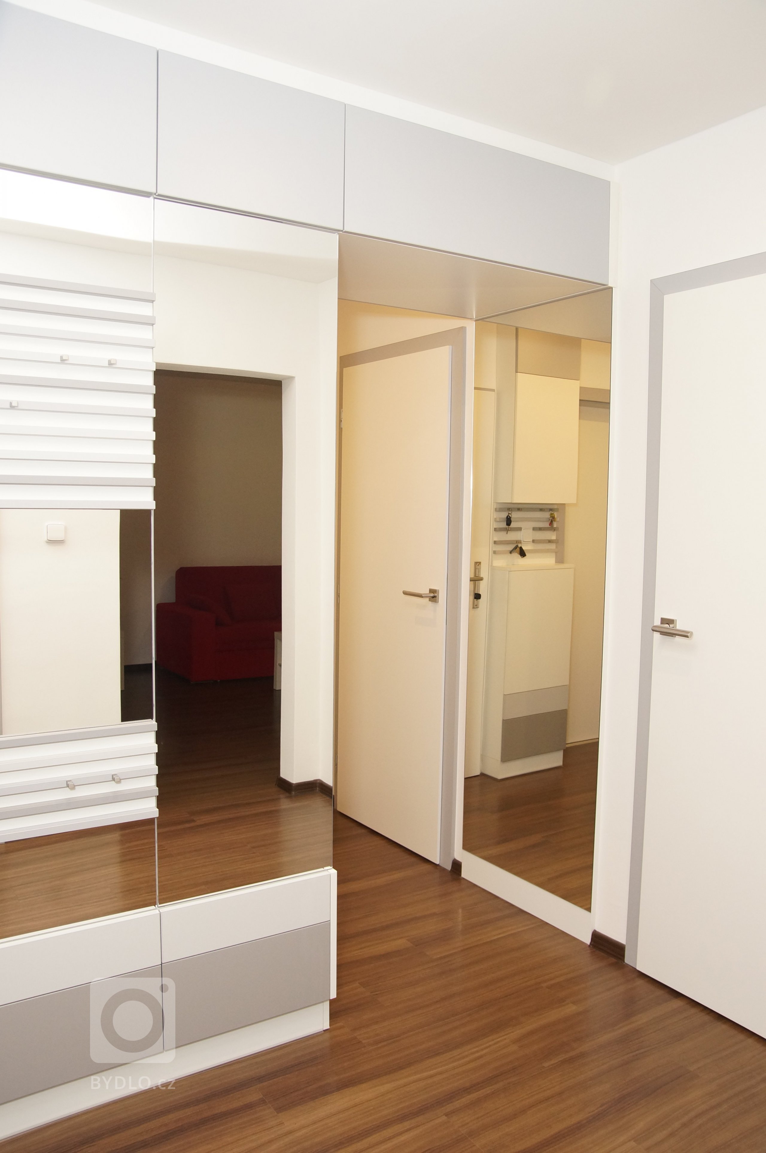 Proměna klasické panelákové předsíně, jenž krom propojení sedmi dveří a vchodů nenabízela nic moc dalšího. Zoufale jí chyběla schopnost nabídnout úložné…