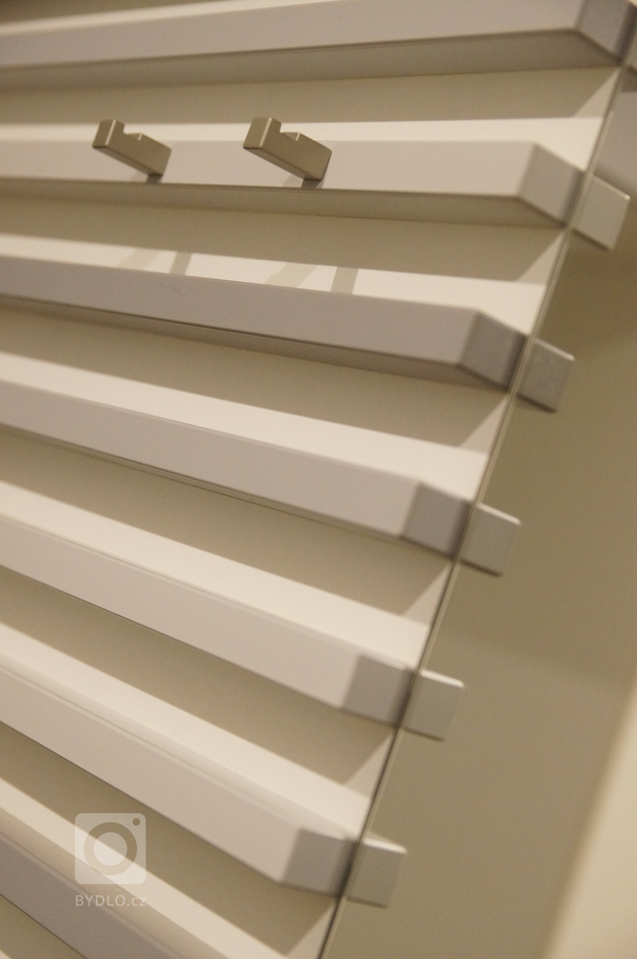 Proměna klasické panelákové předsíně, jenž krom propojení sedmi dveří a vchodů nenabízela nic moc dalšího. Zoufale jí chyběla schopnost nabídnout úložné…