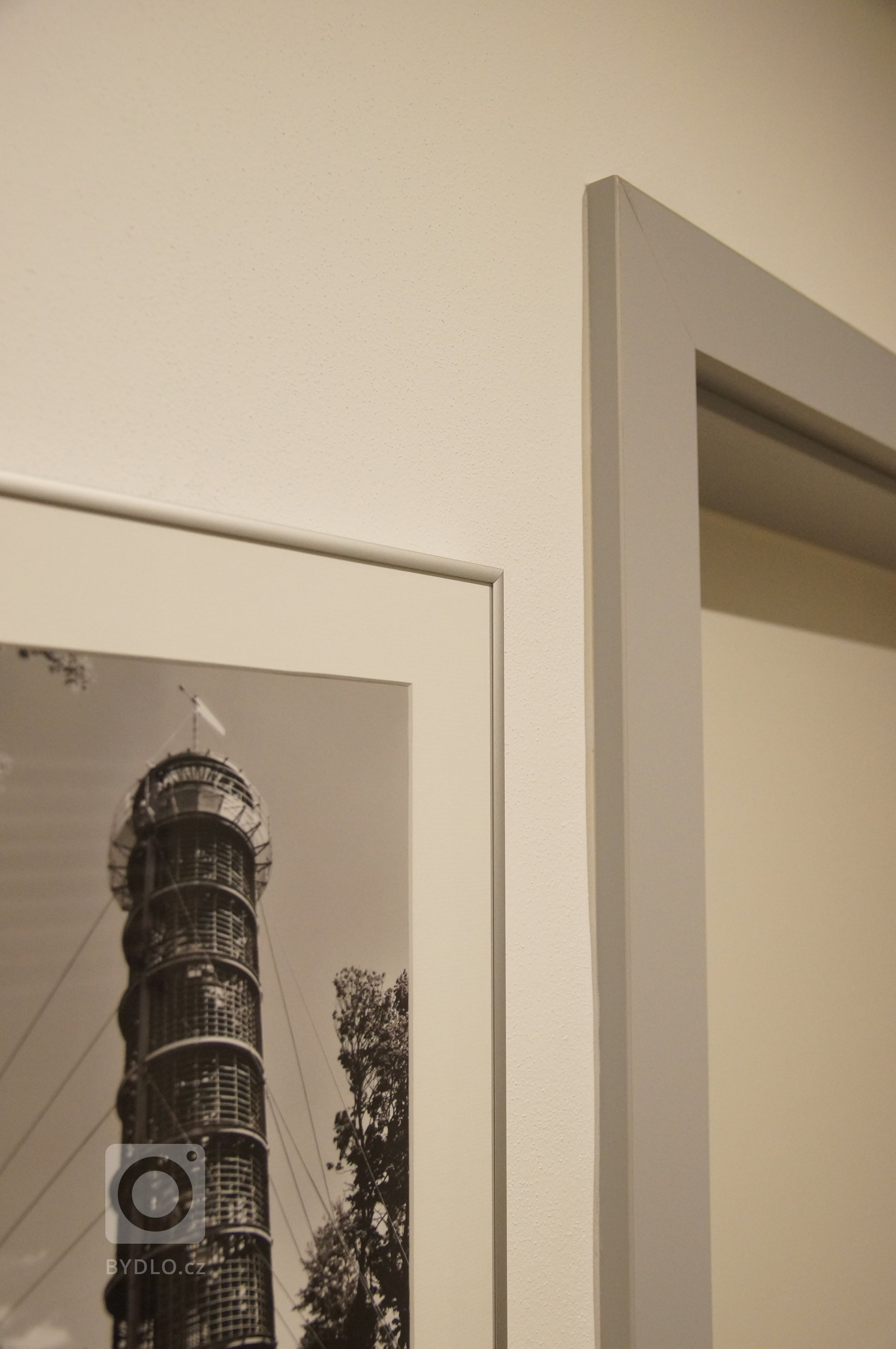 Proměna klasické panelákové předsíně, jenž krom propojení sedmi dveří a vchodů nenabízela nic moc dalšího. Zoufale jí chyběla schopnost nabídnout úložné…