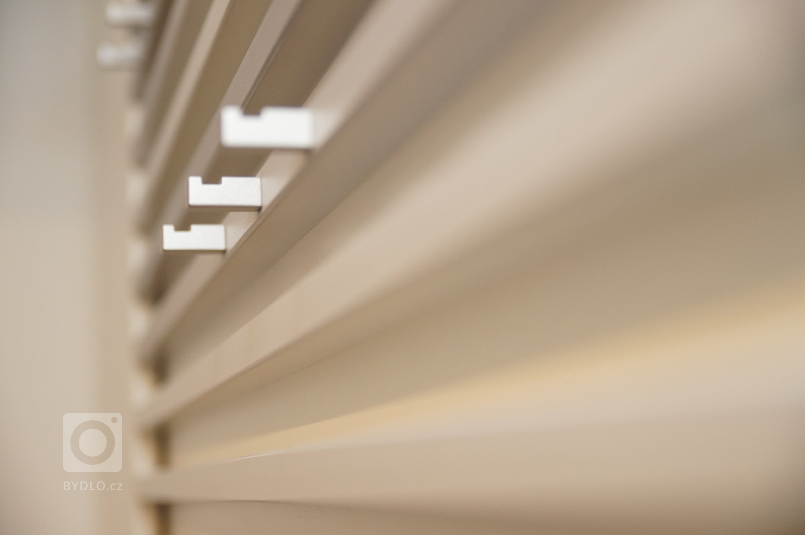 Proměna klasické panelákové předsíně, jenž krom propojení sedmi dveří a vchodů nenabízela nic moc dalšího. Zoufale jí chyběla schopnost nabídnout úložné…