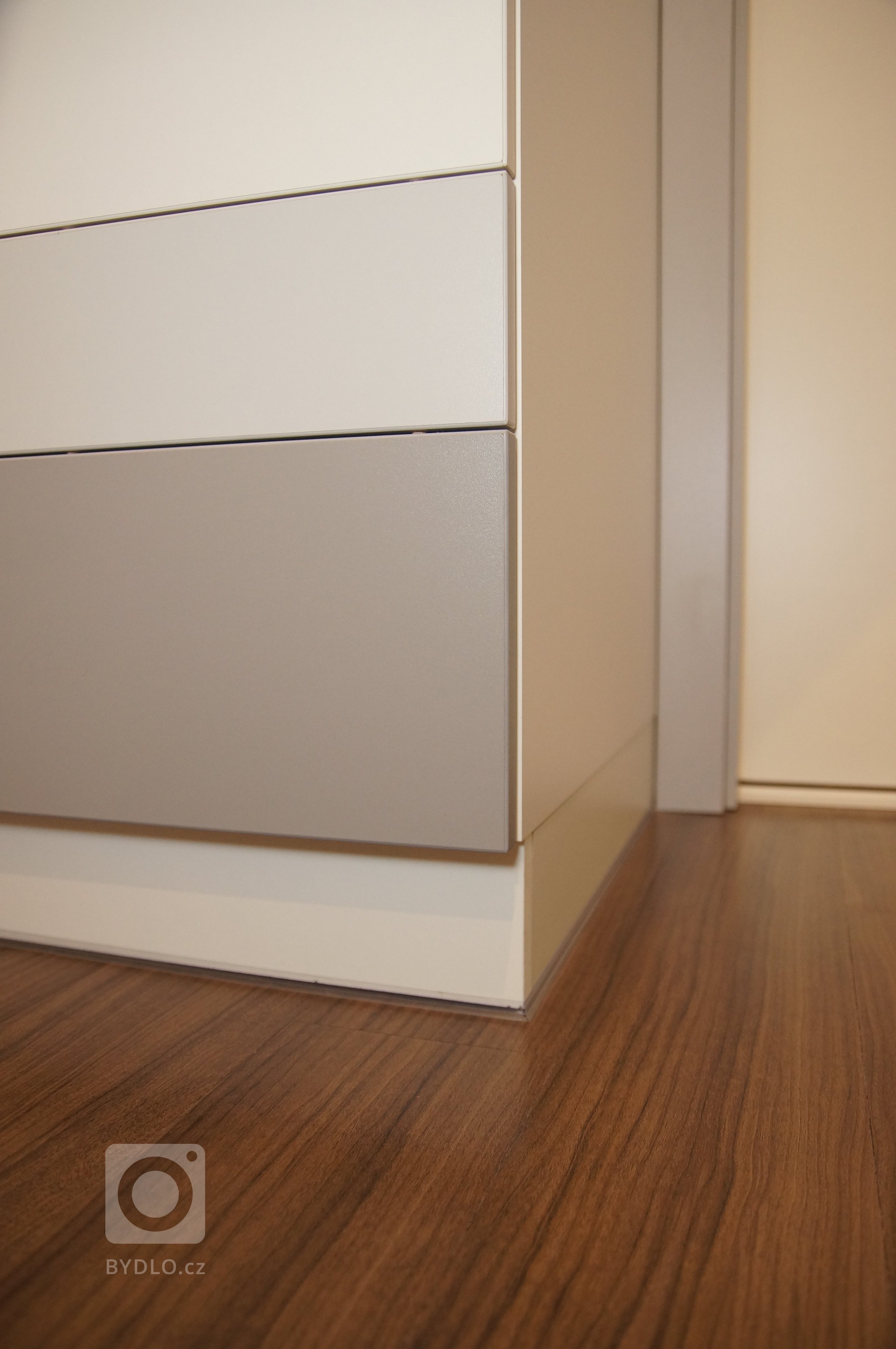 Proměna klasické panelákové předsíně, jenž krom propojení sedmi dveří a vchodů nenabízela nic moc dalšího. Zoufale jí chyběla schopnost nabídnout úložné…