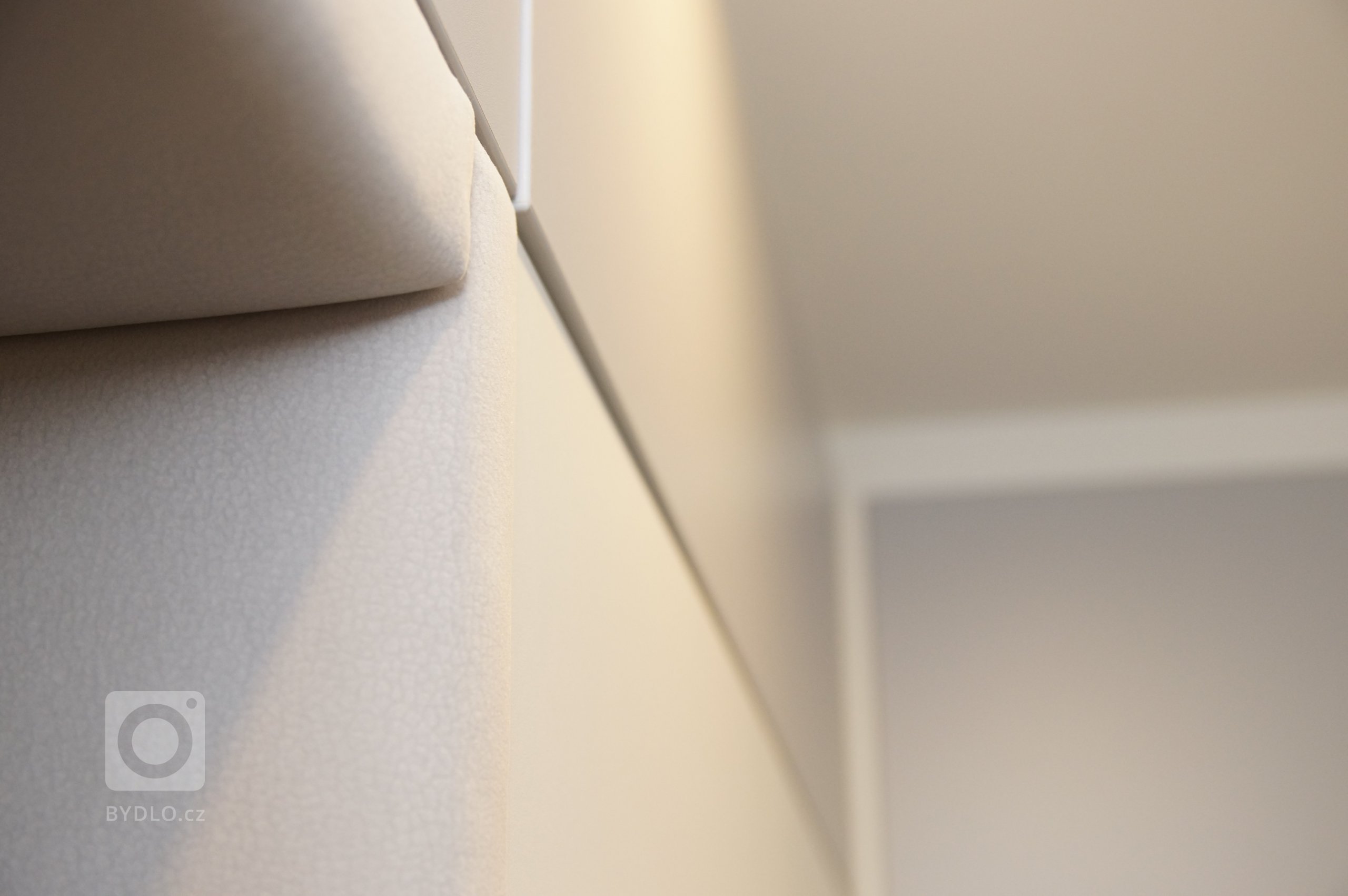 Proměna klasické panelákové předsíně, jenž krom propojení sedmi dveří a vchodů nenabízela nic moc dalšího. Zoufale jí chyběla schopnost nabídnout úložné…