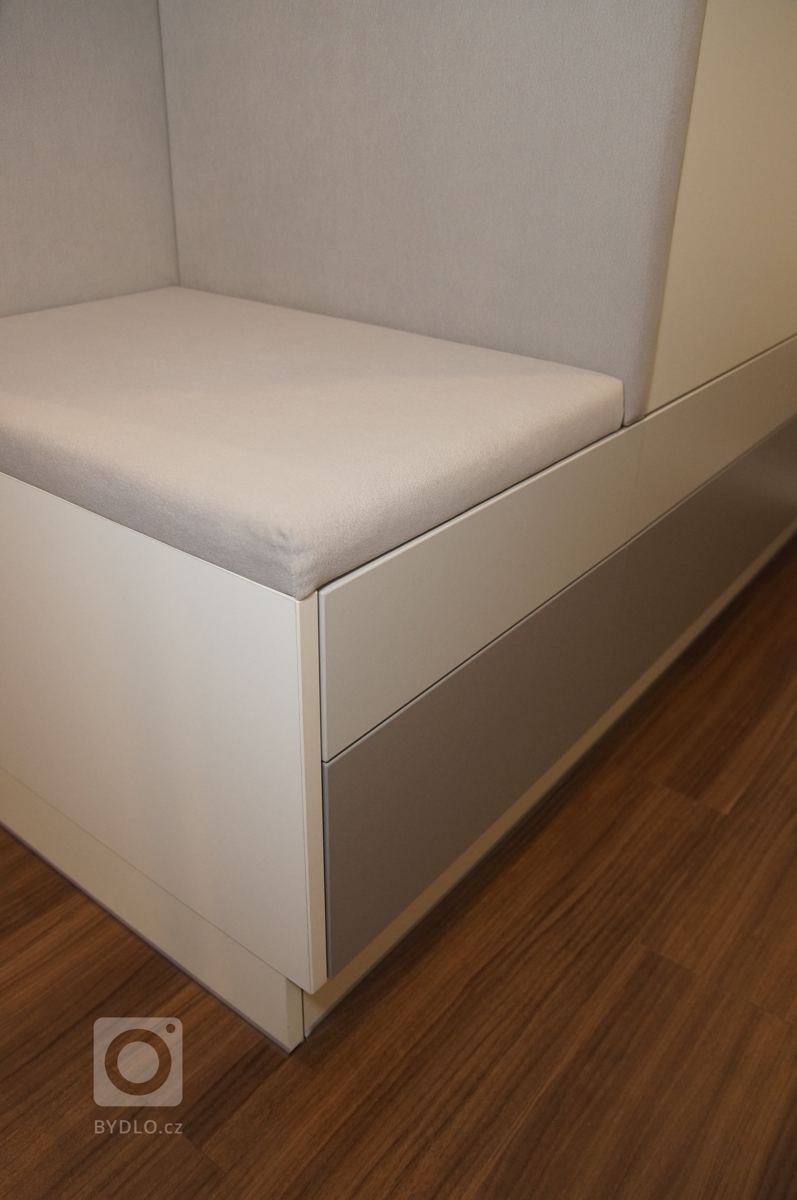 Proměna klasické panelákové předsíně, jenž krom propojení sedmi dveří a vchodů nenabízela nic moc dalšího. Zoufale jí chyběla schopnost nabídnout úložné…