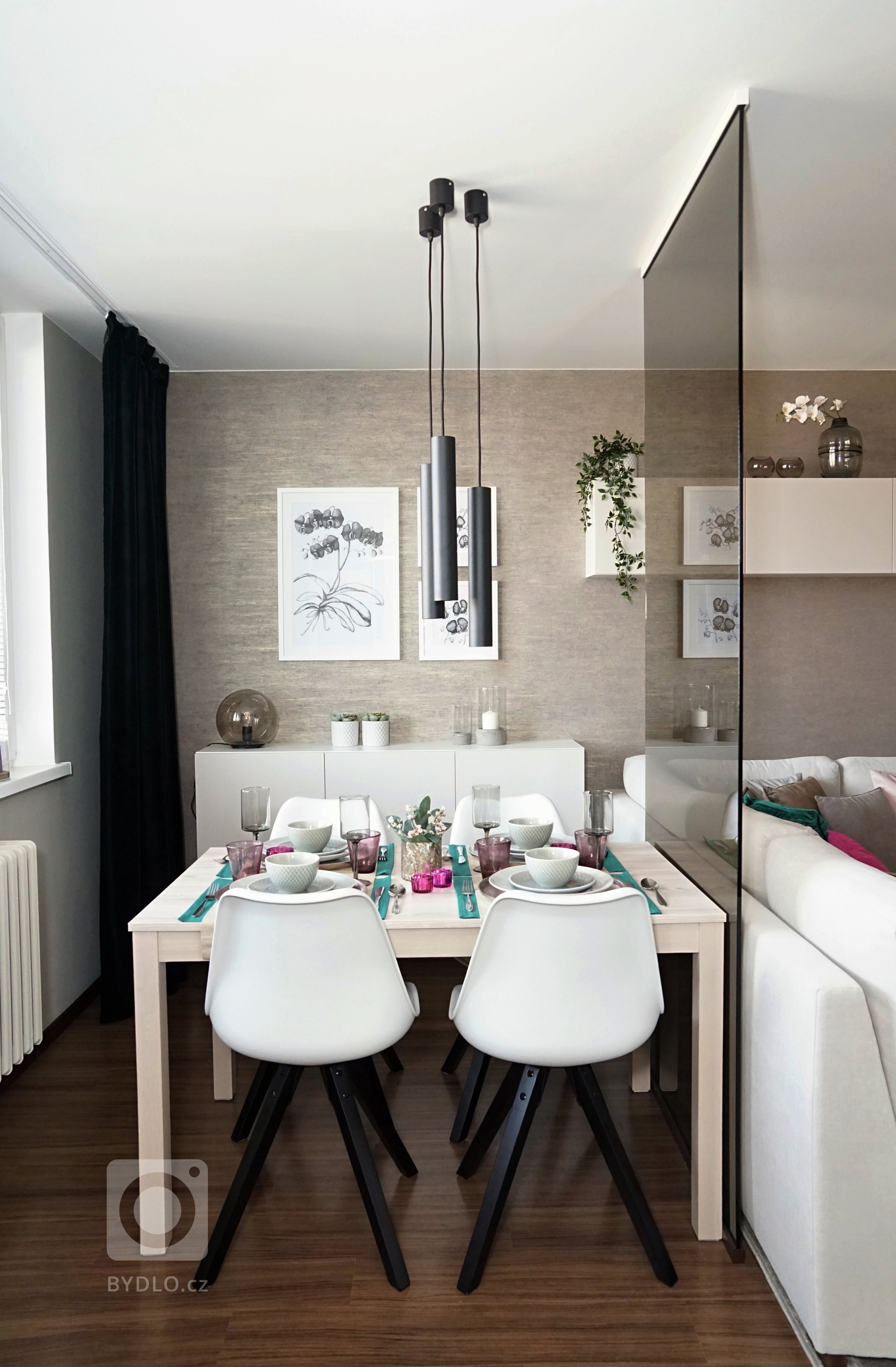 Tento obývací pokoj je součástí postupně realizované celkové rekonstrukce panelákového bytu 4+kk. Majitelé si řekli o&nbsp;útulný, ale zároveň pokud možno…