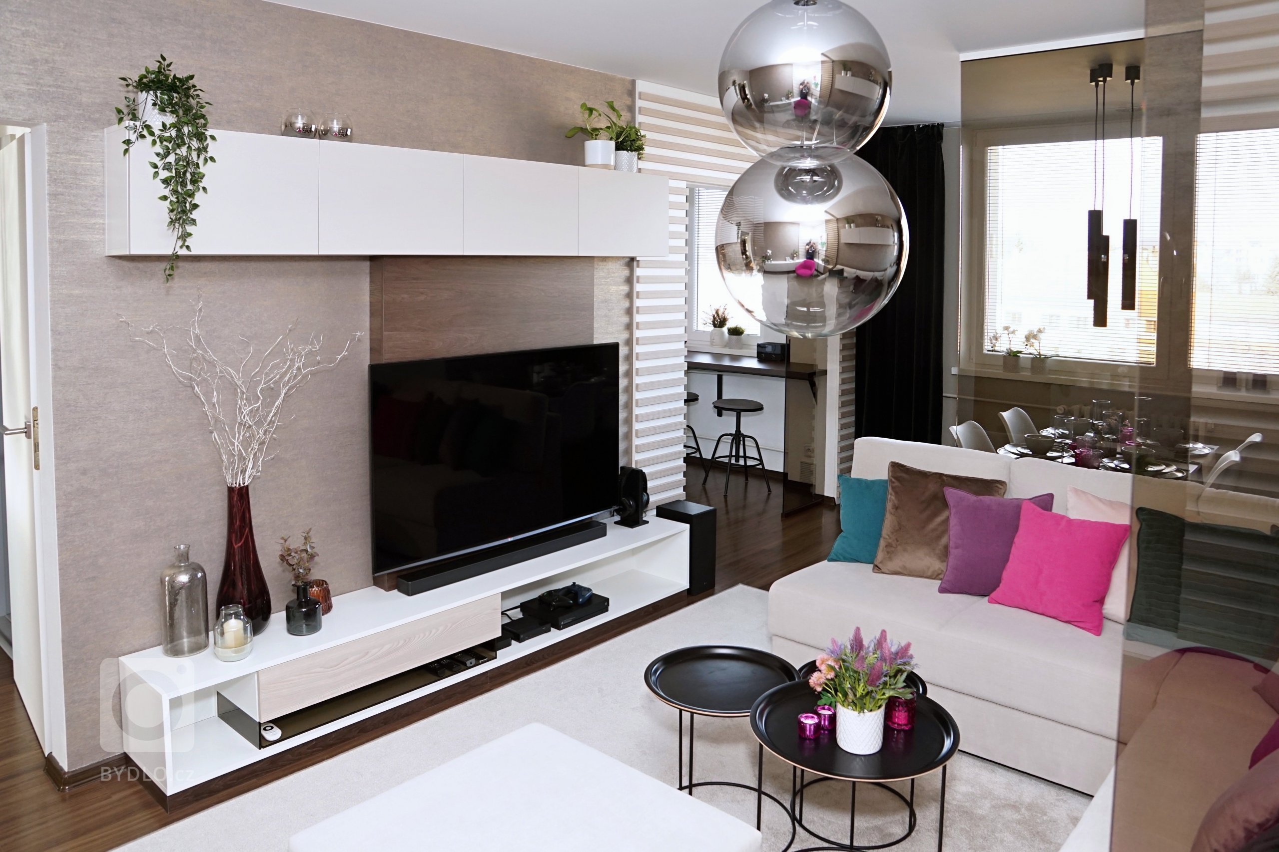 Tento obývací pokoj je součástí postupně realizované celkové rekonstrukce panelákového bytu 4+kk. Majitelé si řekli o&nbsp;útulný, ale zároveň pokud možno…