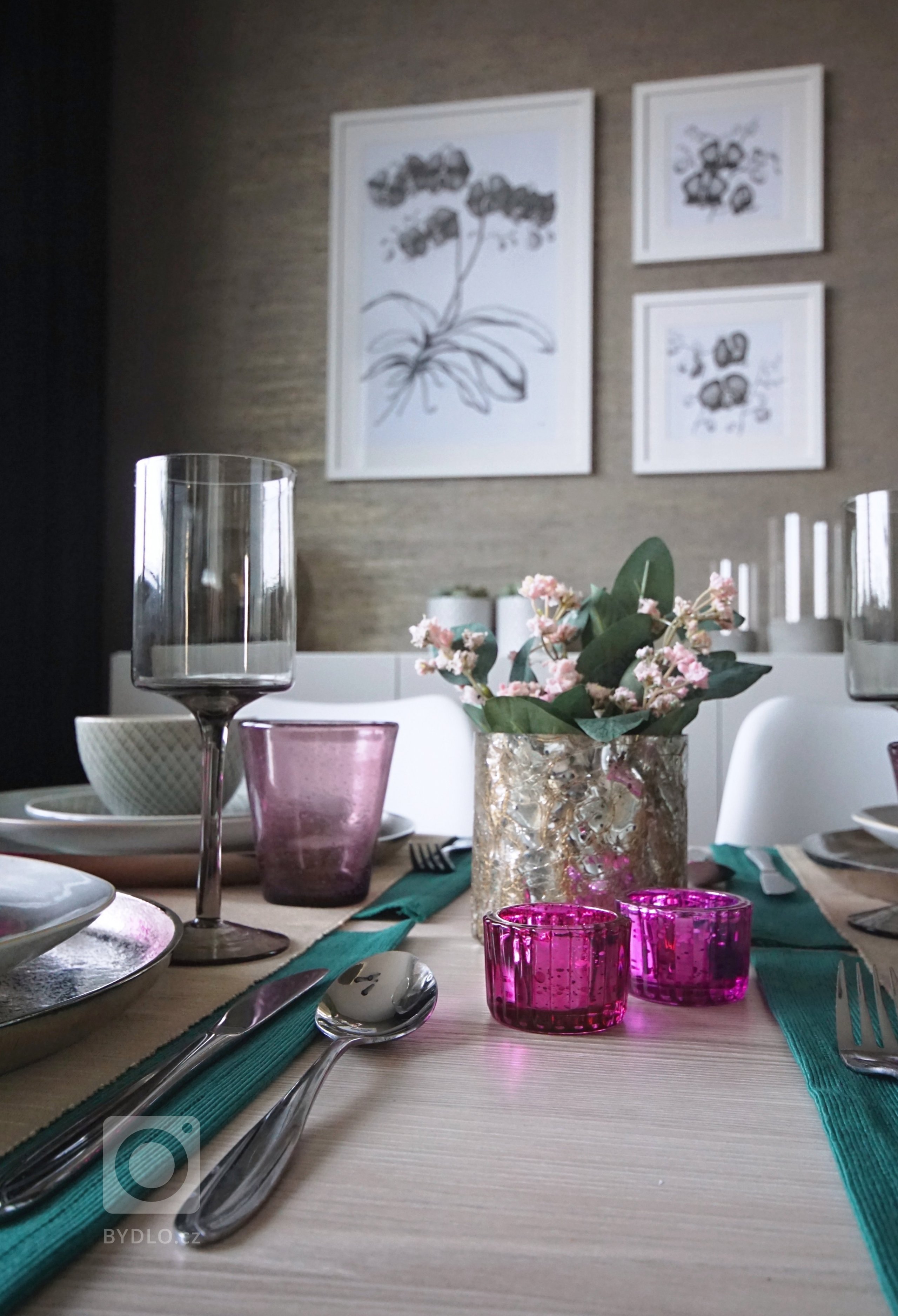 Tento obývací pokoj je součástí postupně realizované celkové rekonstrukce panelákového bytu 4+kk. Majitelé si řekli o&nbsp;útulný, ale zároveň pokud možno…