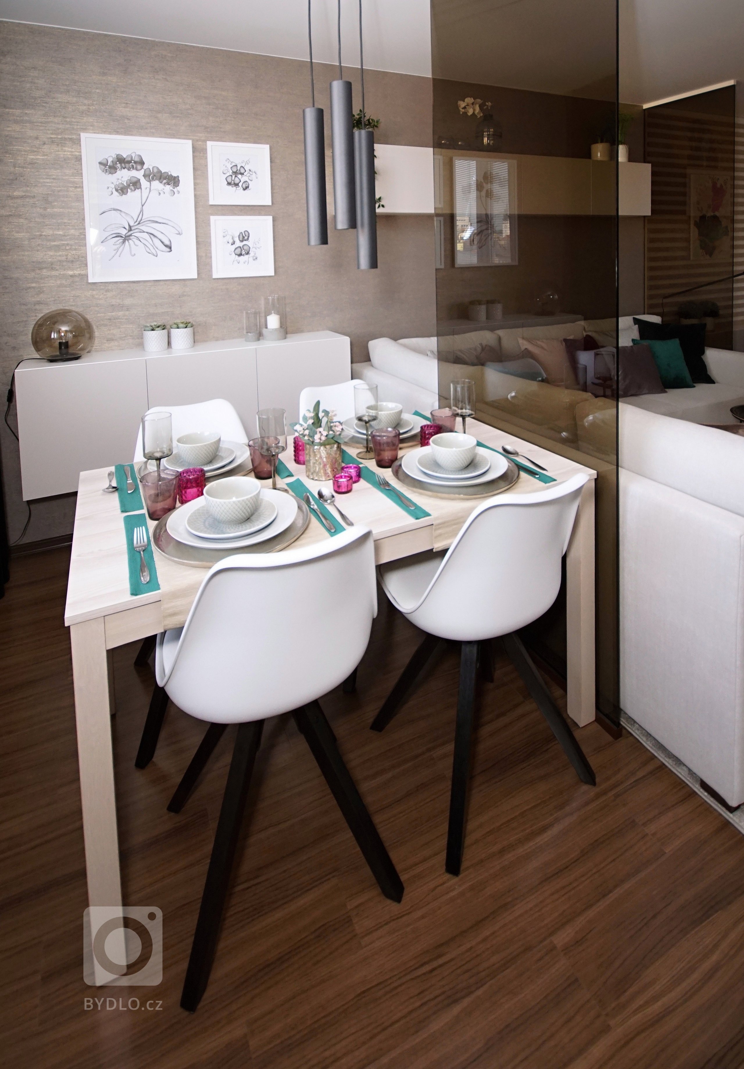 Tento obývací pokoj je součástí postupně realizované celkové rekonstrukce panelákového bytu 4+kk. Majitelé si řekli o&nbsp;útulný, ale zároveň pokud možno…