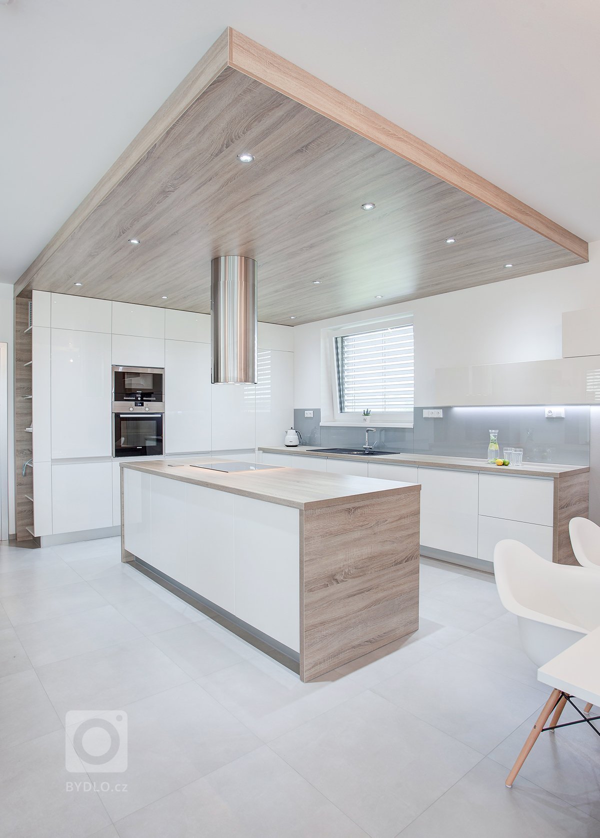 Rodinný dům se nachází na okraji&nbsp;města&nbsp;v kontaktu se zelení a přírodou. Naším cílem bylo vytvořit moderní a útulné prostory,&nbsp;spojit přírodní a…