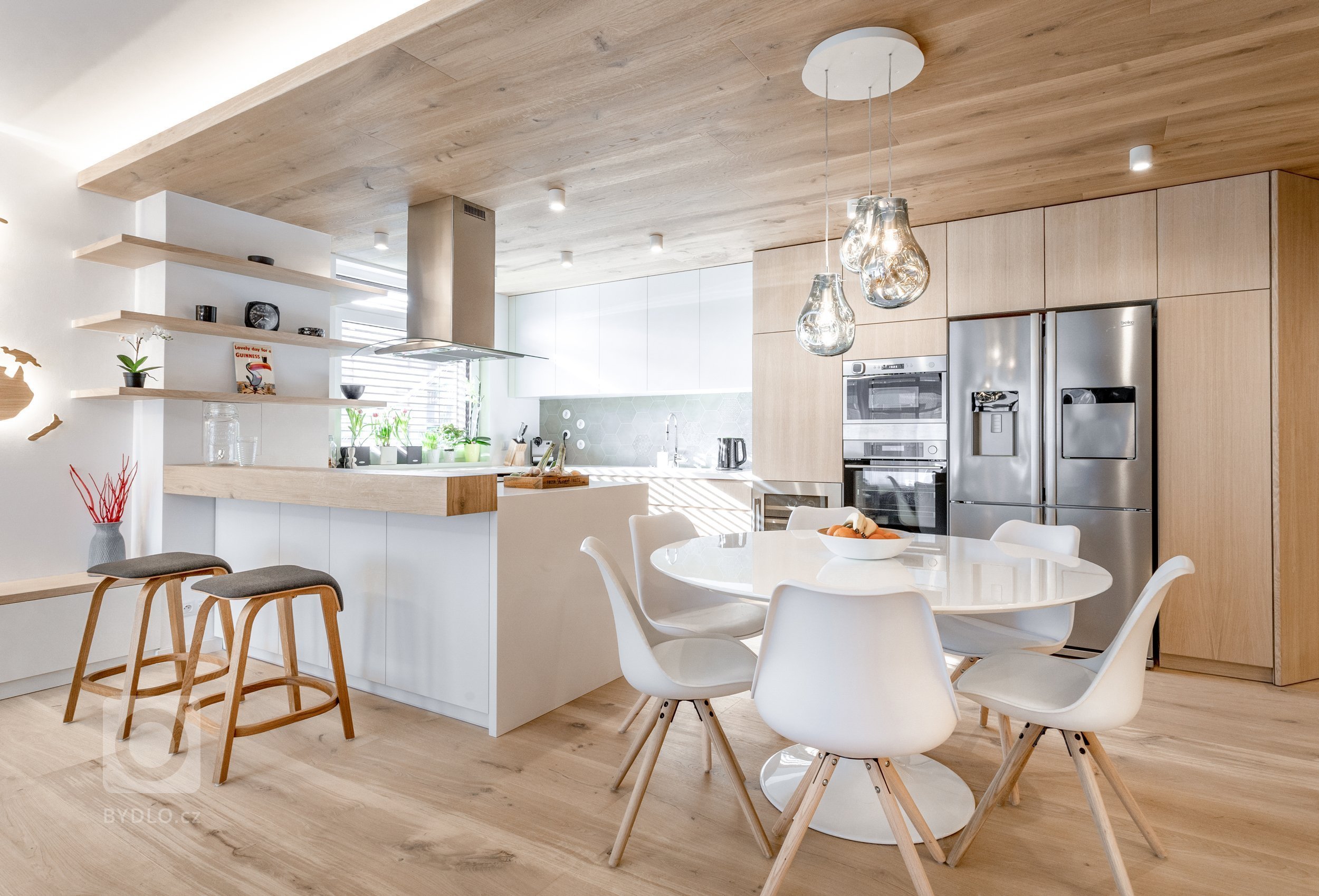 Představa investora o interiéru bytu v novostavbě byla velmi konkrétní a specifická &ndash; velké množství otevřených ploch sloužících pro vystavení suvenýrů z…