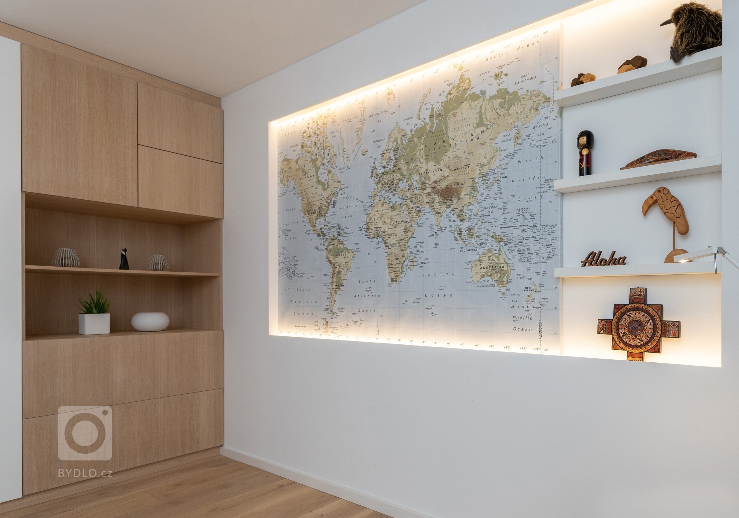 Představa investora o interiéru bytu v novostavbě byla velmi konkrétní a specifická &ndash; velké množství otevřených ploch sloužících pro vystavení suvenýrů z…