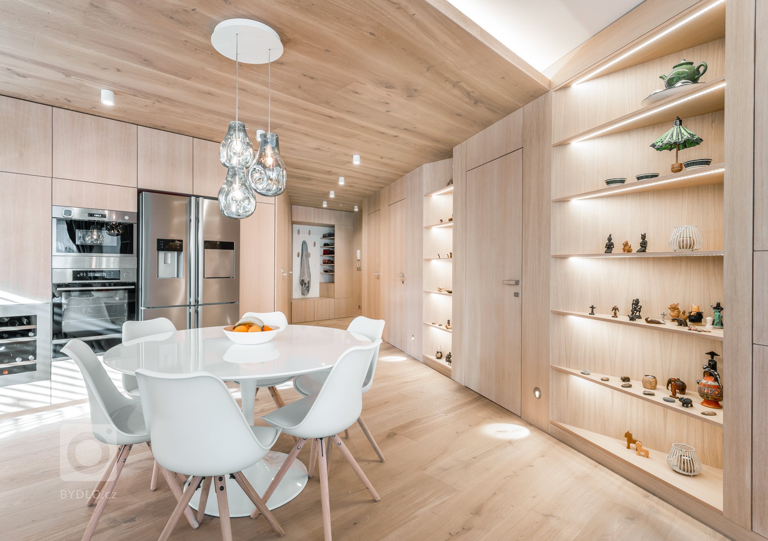 Představa investora o interiéru bytu v novostavbě byla velmi konkrétní a specifická &ndash; velké množství otevřených ploch sloužících pro vystavení suvenýrů z…