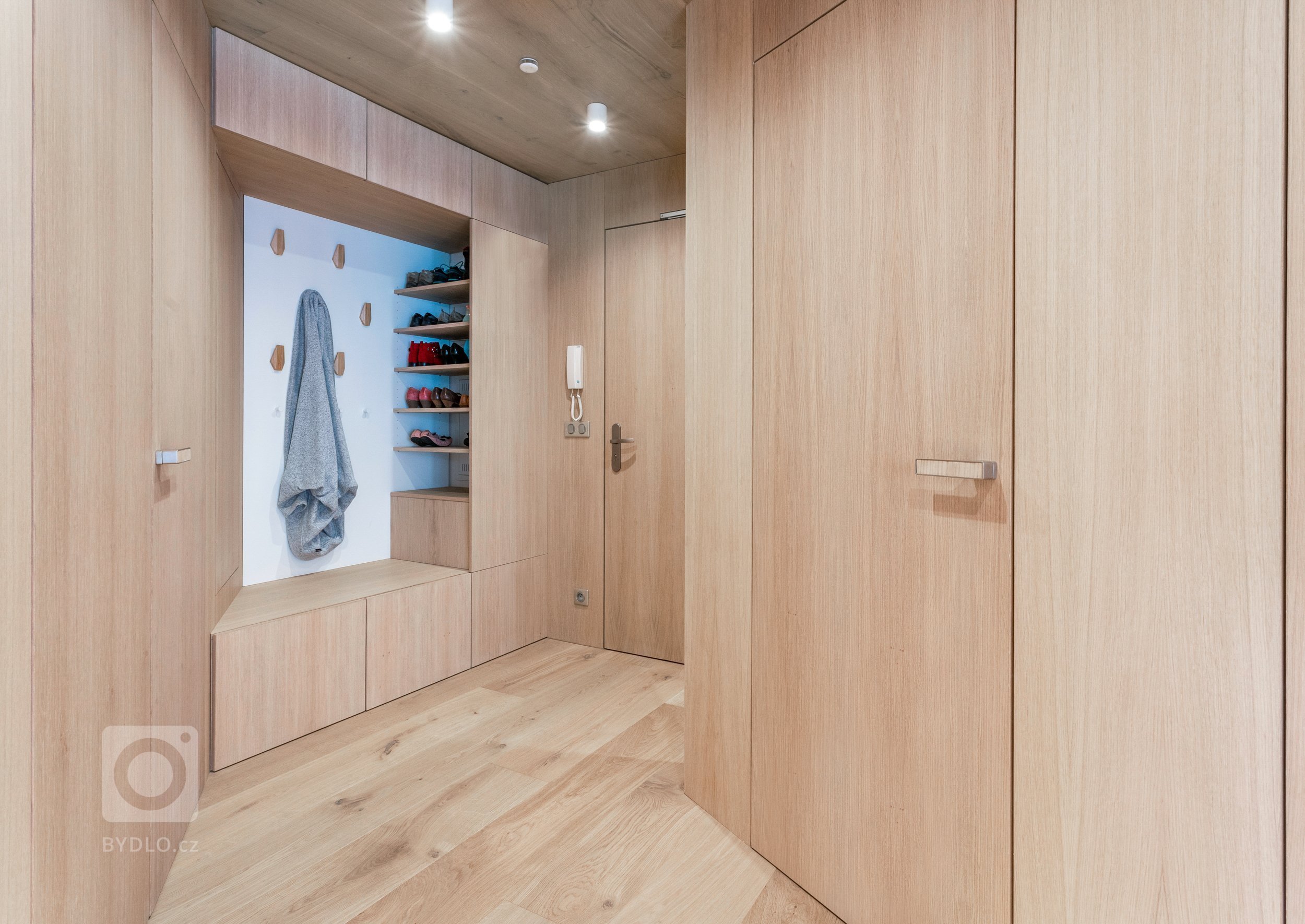 Představa investora o interiéru bytu v novostavbě byla velmi konkrétní a specifická &ndash; velké množství otevřených ploch sloužících pro vystavení suvenýrů z…