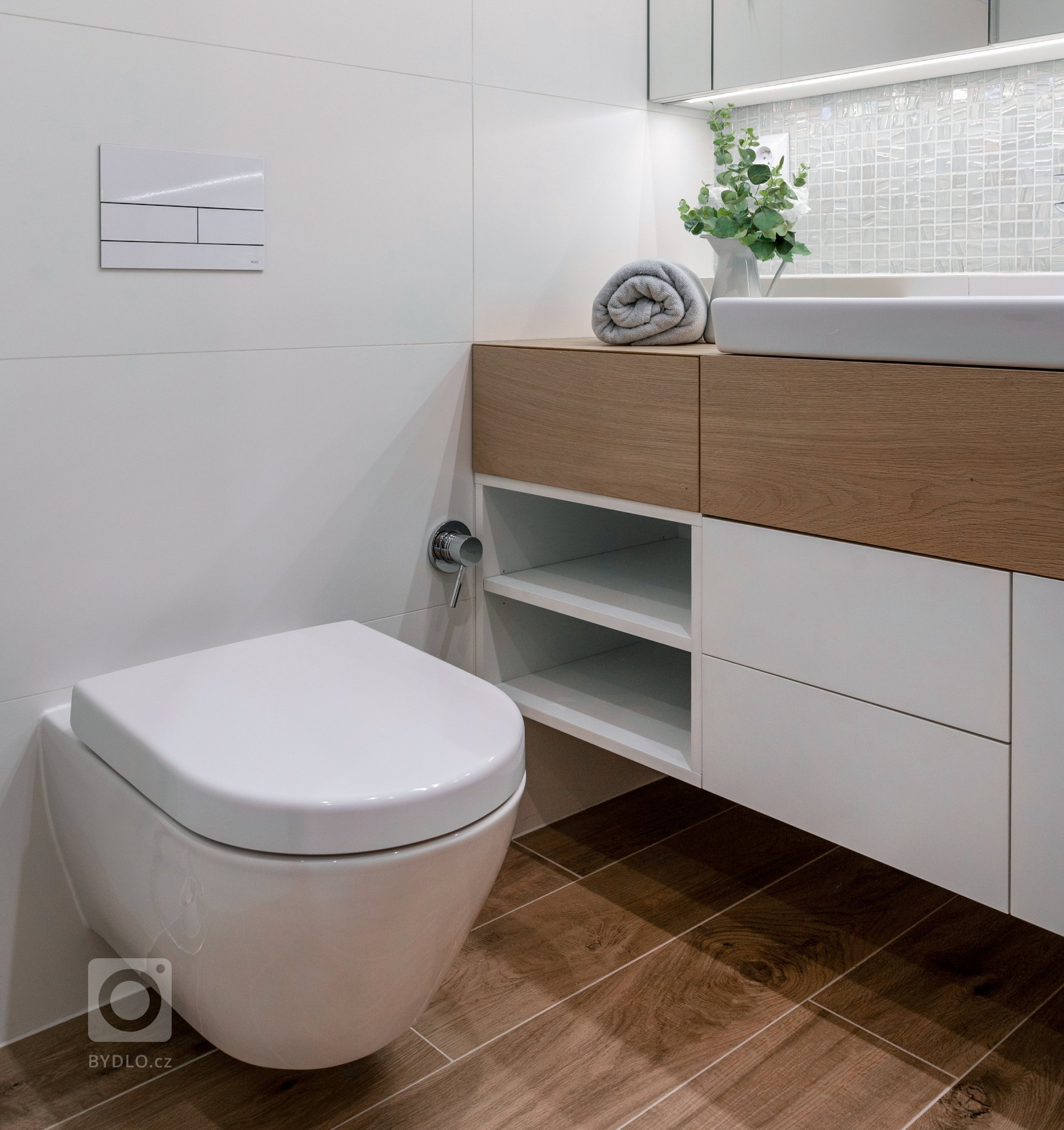 Představa investora o interiéru bytu v novostavbě byla velmi konkrétní a specifická &ndash; velké množství otevřených ploch sloužících pro vystavení suvenýrů z…