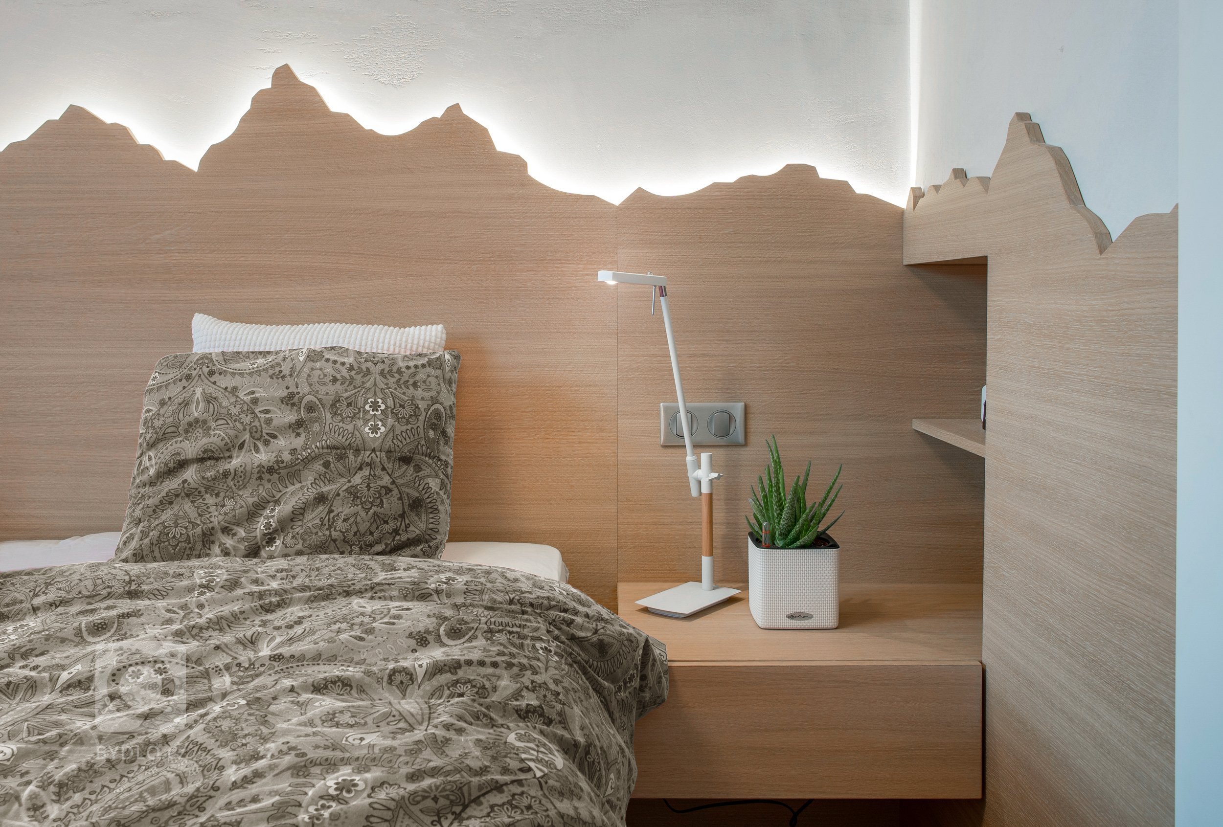 Představa investora o interiéru bytu v novostavbě byla velmi konkrétní a specifická &ndash; velké množství otevřených ploch sloužících pro vystavení suvenýrů z…