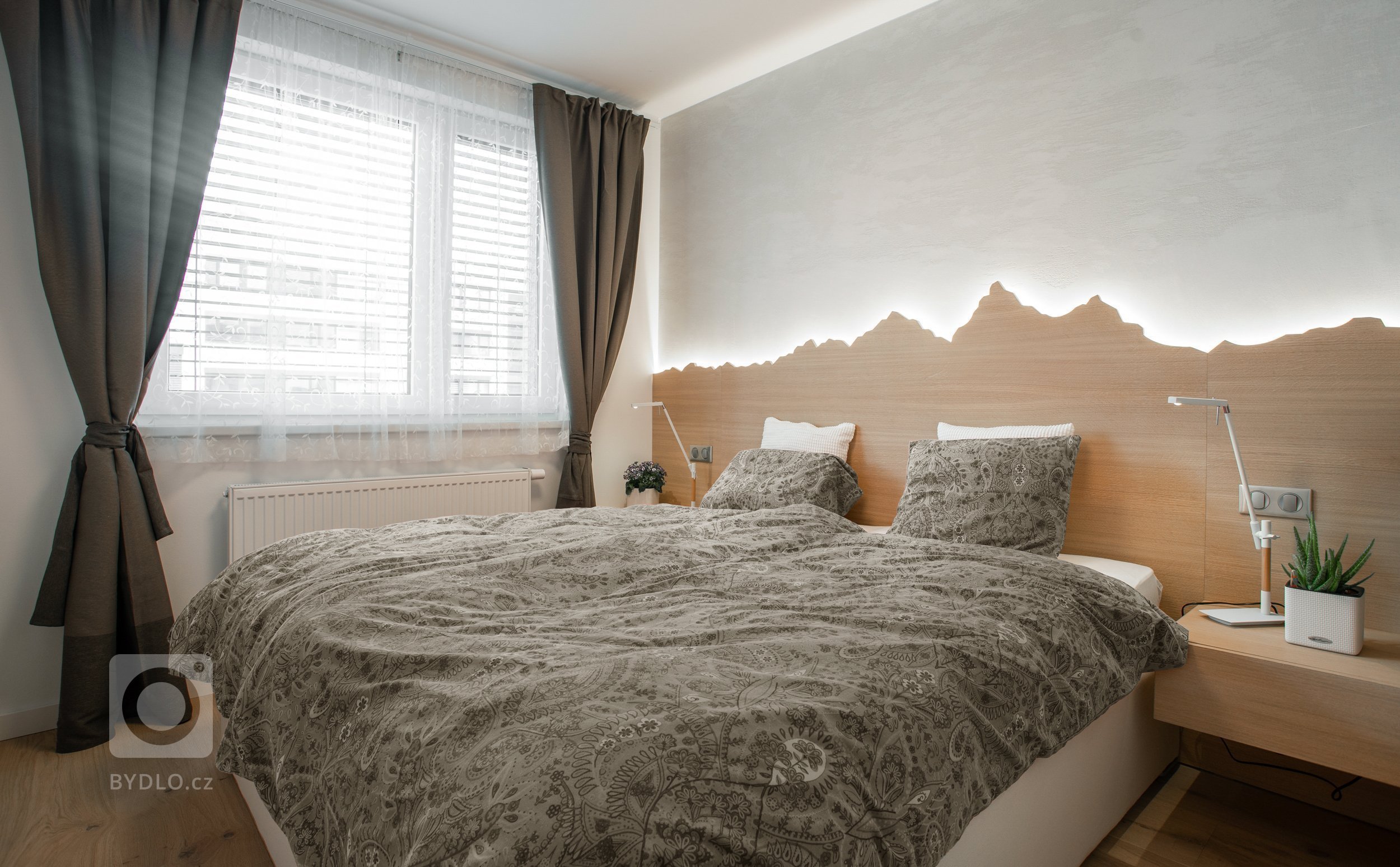 Představa investora o interiéru bytu v novostavbě byla velmi konkrétní a specifická &ndash; velké množství otevřených ploch sloužících pro vystavení suvenýrů z…