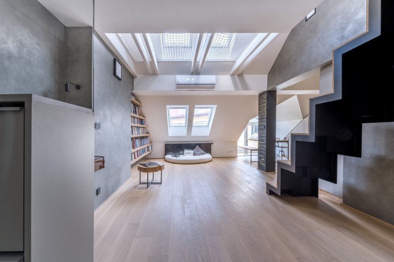 Byt v&nbsp;podkroví jednoho karlínského činžáku, a protože je podkrovní, nabízí výhledy, klid, prostor, ticho. Tak, jak to požadovala majitelka, tak , jak my…