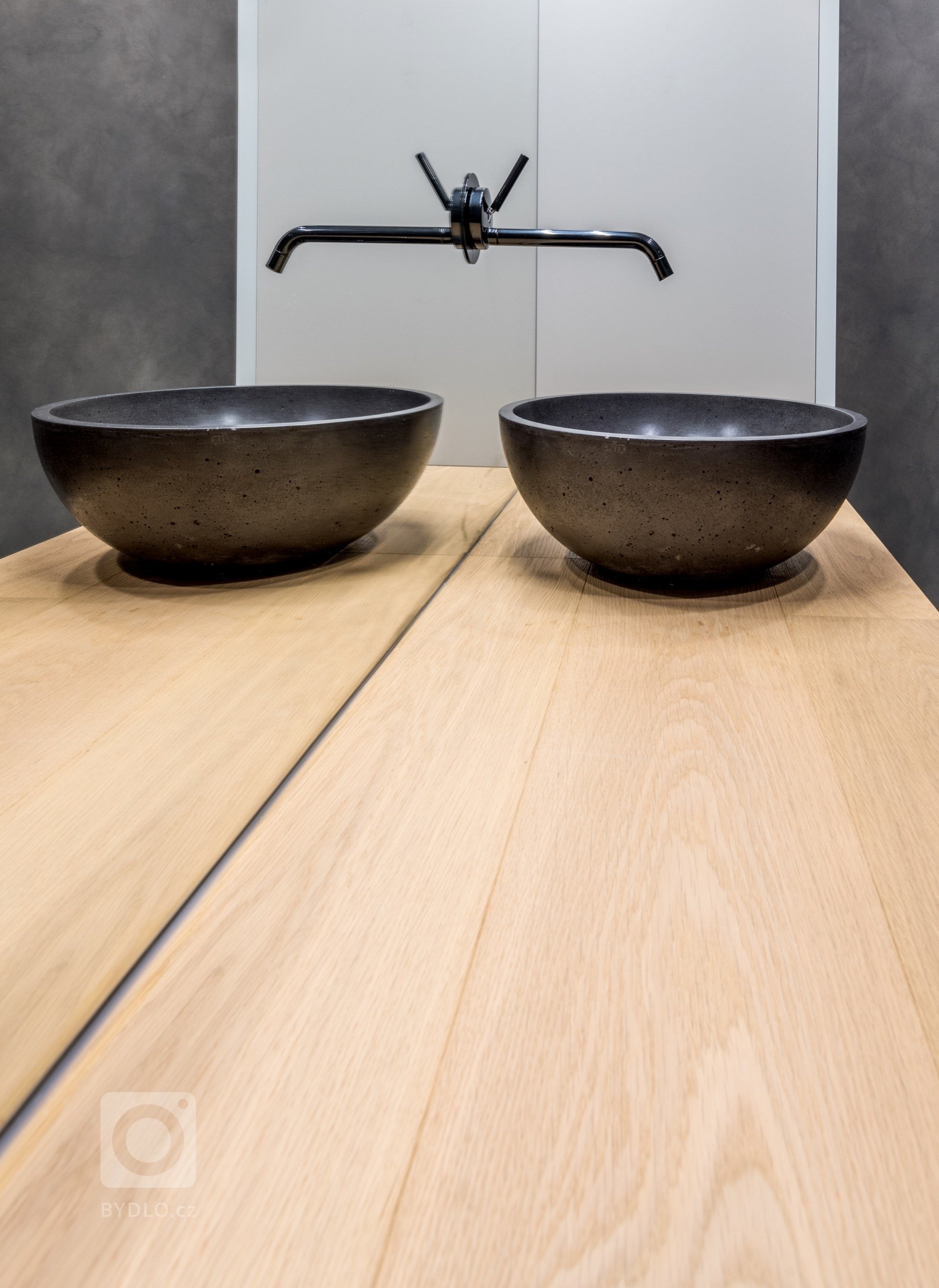 Byt v&nbsp;podkroví jednoho karlínského činžáku, a protože je podkrovní, nabízí výhledy, klid, prostor, ticho. Tak, jak to požadovala majitelka, tak , jak my…