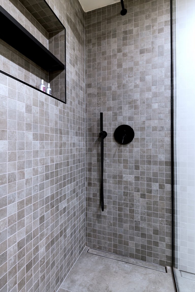 Byt v&nbsp;podkroví jednoho karlínského činžáku, a protože je podkrovní, nabízí výhledy, klid, prostor, ticho. Tak, jak to požadovala majitelka, tak , jak my…