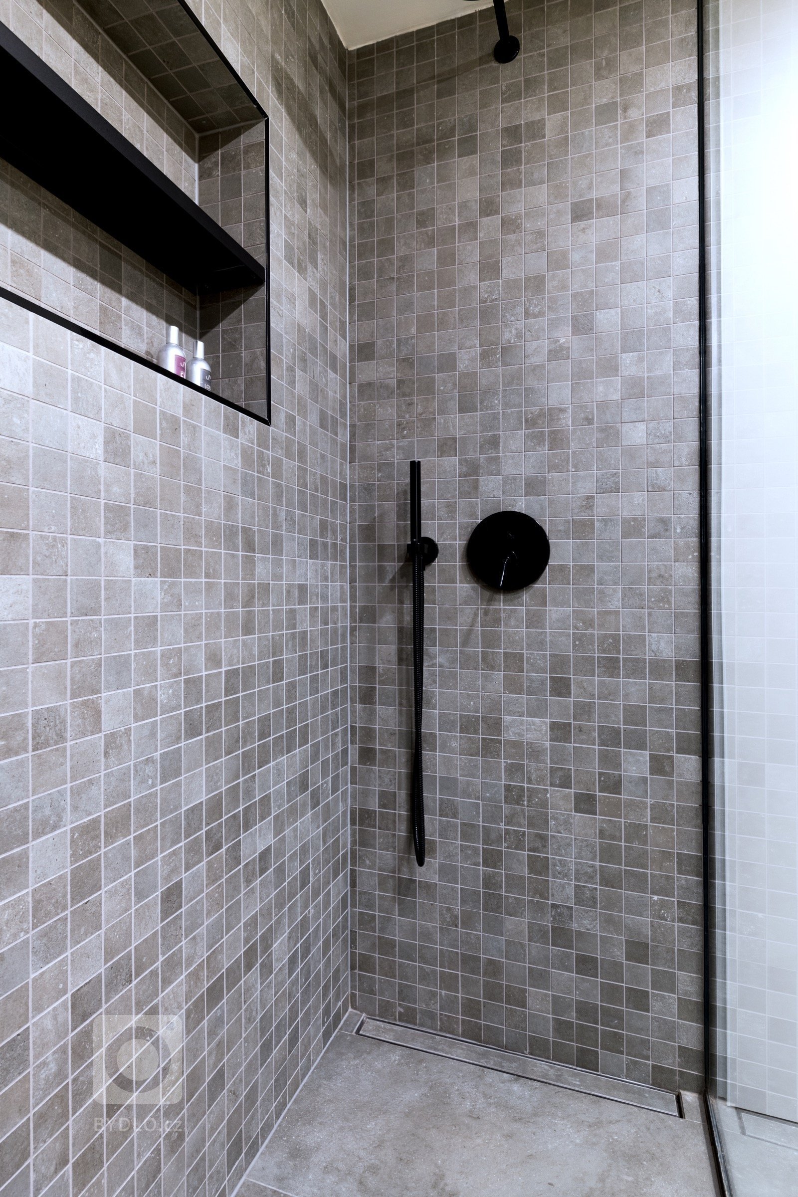 Byt v&nbsp;podkroví jednoho karlínského činžáku, a protože je podkrovní, nabízí výhledy, klid, prostor, ticho. Tak, jak to požadovala majitelka, tak , jak my…