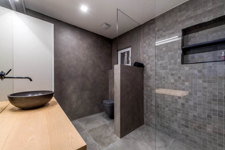 Byt v&nbsp;podkroví jednoho karlínského činžáku, a protože je podkrovní, nabízí výhledy, klid, prostor, ticho. Tak, jak to požadovala majitelka, tak , jak my…