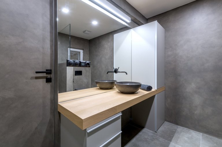 Byt v&nbsp;podkroví jednoho karlínského činžáku, a protože je podkrovní, nabízí výhledy, klid, prostor, ticho. Tak, jak to požadovala majitelka, tak , jak my…