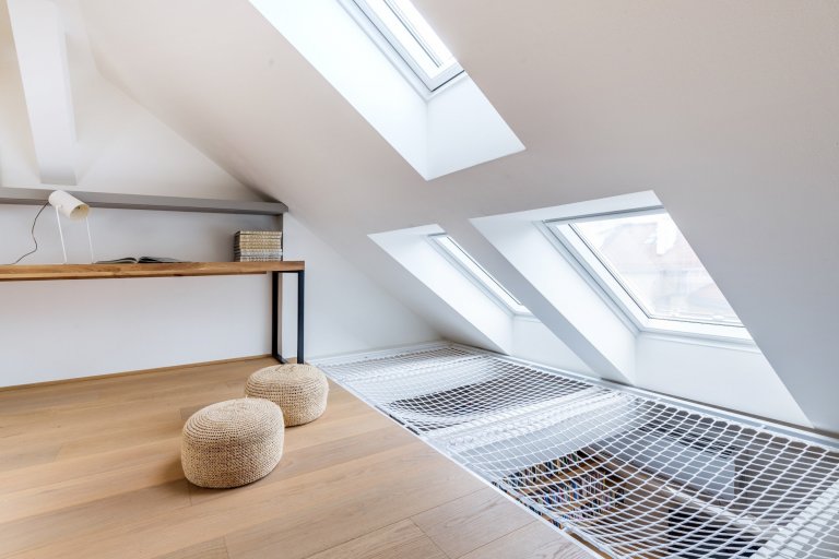 Byt v&nbsp;podkroví jednoho karlínského činžáku, a protože je podkrovní, nabízí výhledy, klid, prostor, ticho. Tak, jak to požadovala majitelka, tak , jak my…