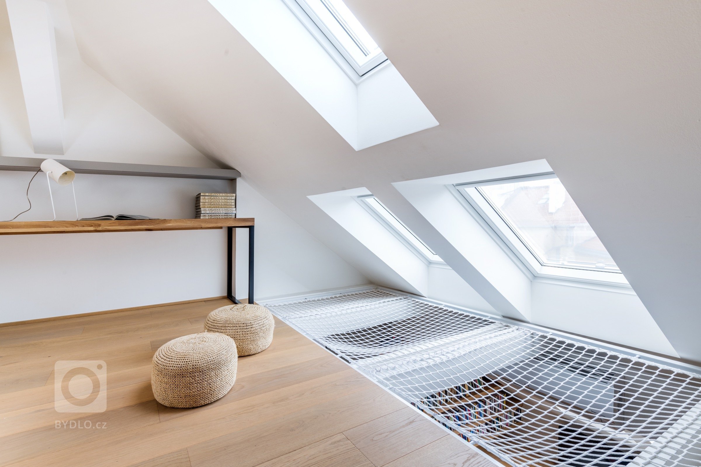 Byt v&nbsp;podkroví jednoho karlínského činžáku, a protože je podkrovní, nabízí výhledy, klid, prostor, ticho. Tak, jak to požadovala majitelka, tak , jak my…