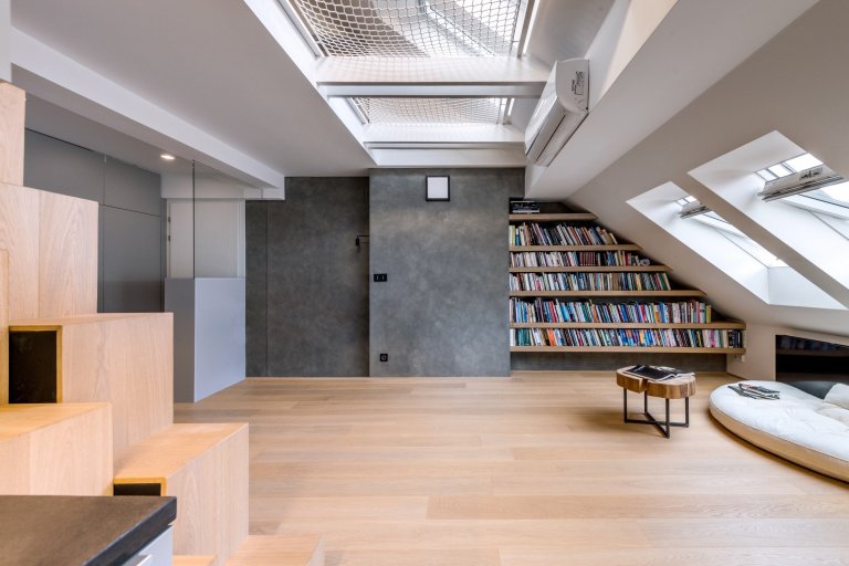 Byt v&nbsp;podkroví jednoho karlínského činžáku, a protože je podkrovní, nabízí výhledy, klid, prostor, ticho. Tak, jak to požadovala majitelka, tak , jak my…