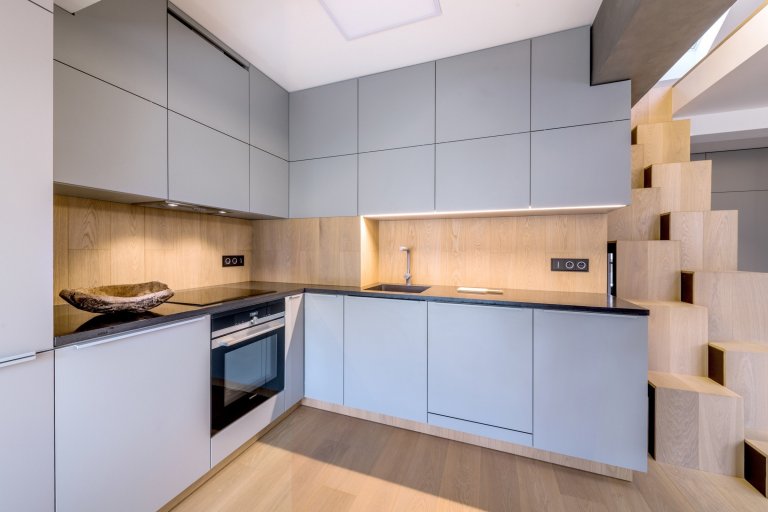 Byt v&nbsp;podkroví jednoho karlínského činžáku, a protože je podkrovní, nabízí výhledy, klid, prostor, ticho. Tak, jak to požadovala majitelka, tak , jak my…