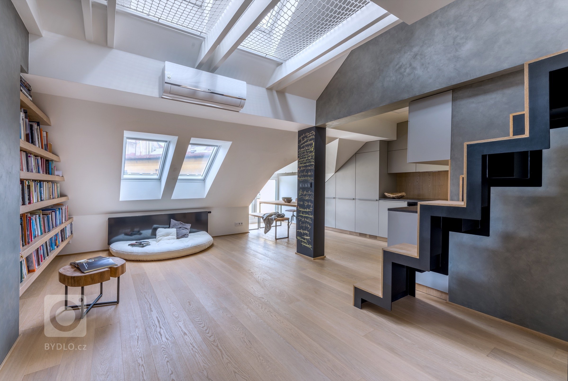Byt v&nbsp;podkroví jednoho karlínského činžáku, a protože je podkrovní, nabízí výhledy, klid, prostor, ticho. Tak, jak to požadovala majitelka, tak , jak my…