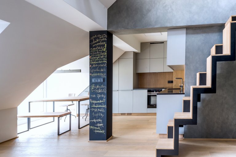 Byt v&nbsp;podkroví jednoho karlínského činžáku, a protože je podkrovní, nabízí výhledy, klid, prostor, ticho. Tak, jak to požadovala majitelka, tak , jak my…