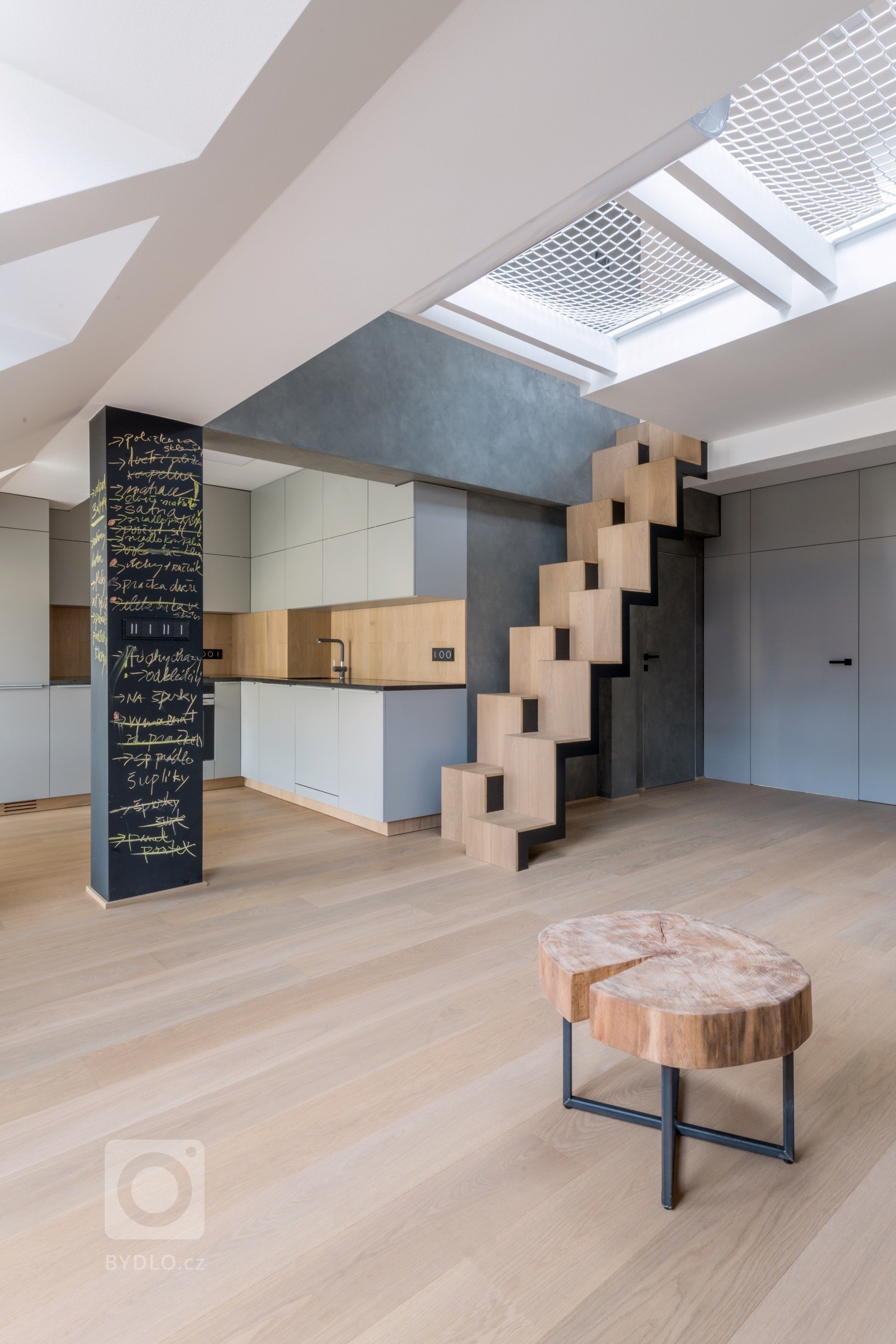 Byt v&nbsp;podkroví jednoho karlínského činžáku, a protože je podkrovní, nabízí výhledy, klid, prostor, ticho. Tak, jak to požadovala majitelka, tak , jak my…