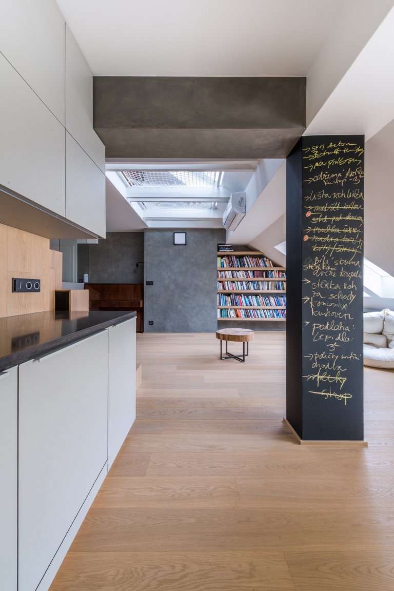 Byt v&nbsp;podkroví jednoho karlínského činžáku, a protože je podkrovní, nabízí výhledy, klid, prostor, ticho. Tak, jak to požadovala majitelka, tak , jak my…