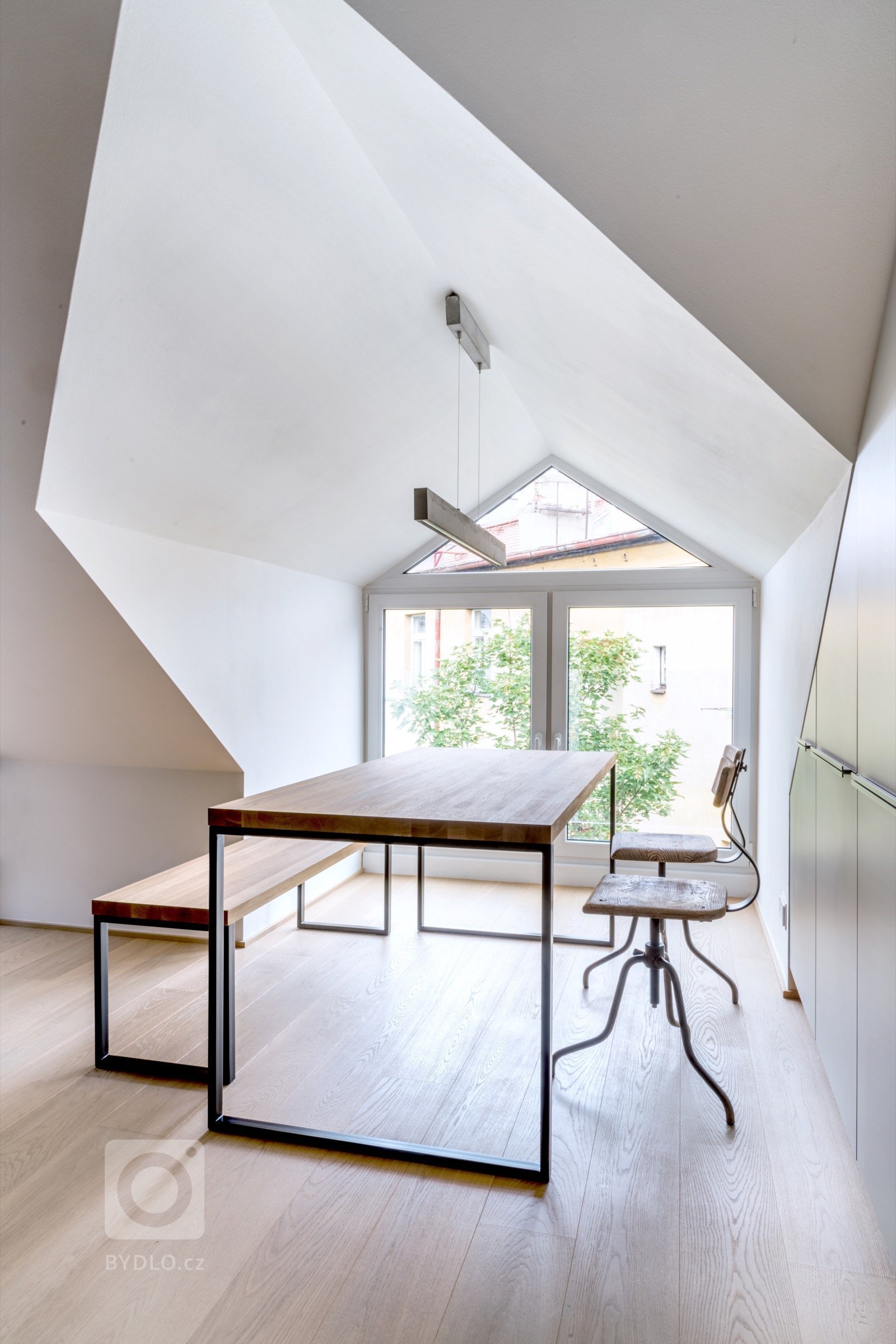 Byt v&nbsp;podkroví jednoho karlínského činžáku, a protože je podkrovní, nabízí výhledy, klid, prostor, ticho. Tak, jak to požadovala majitelka, tak , jak my…