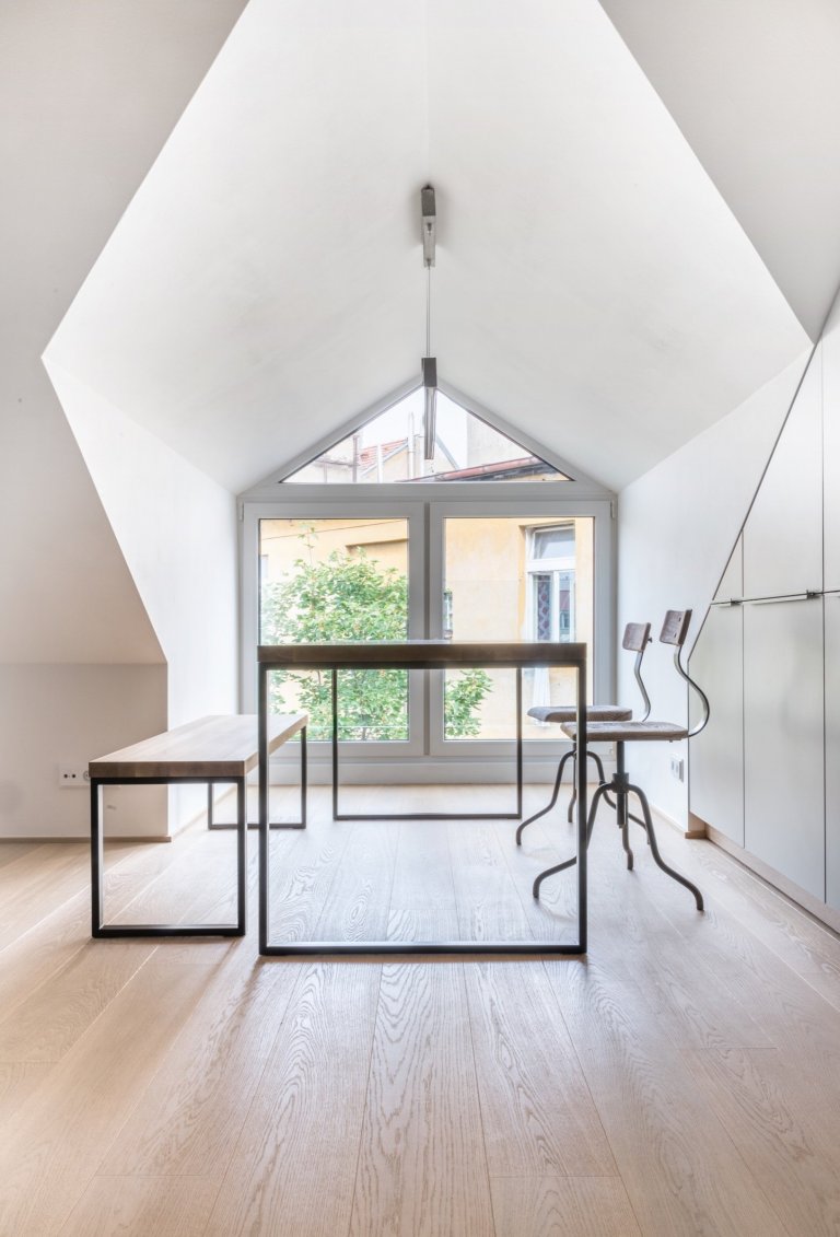 Byt v&nbsp;podkroví jednoho karlínského činžáku, a protože je podkrovní, nabízí výhledy, klid, prostor, ticho. Tak, jak to požadovala majitelka, tak , jak my…