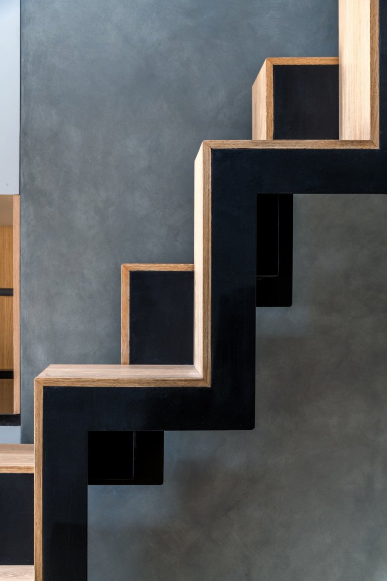 Byt v&nbsp;podkroví jednoho karlínského činžáku, a protože je podkrovní, nabízí výhledy, klid, prostor, ticho. Tak, jak to požadovala majitelka, tak , jak my…