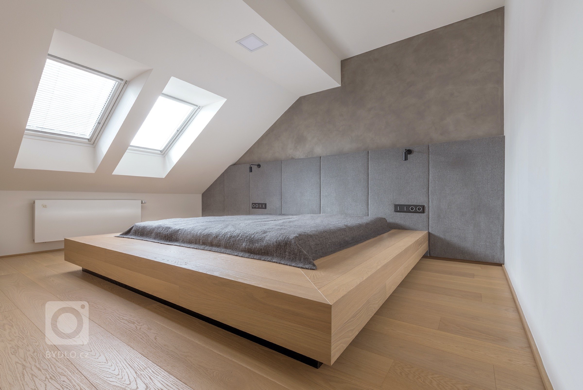 Byt v&nbsp;podkroví jednoho karlínského činžáku, a protože je podkrovní, nabízí výhledy, klid, prostor, ticho. Tak, jak to požadovala majitelka, tak , jak my…