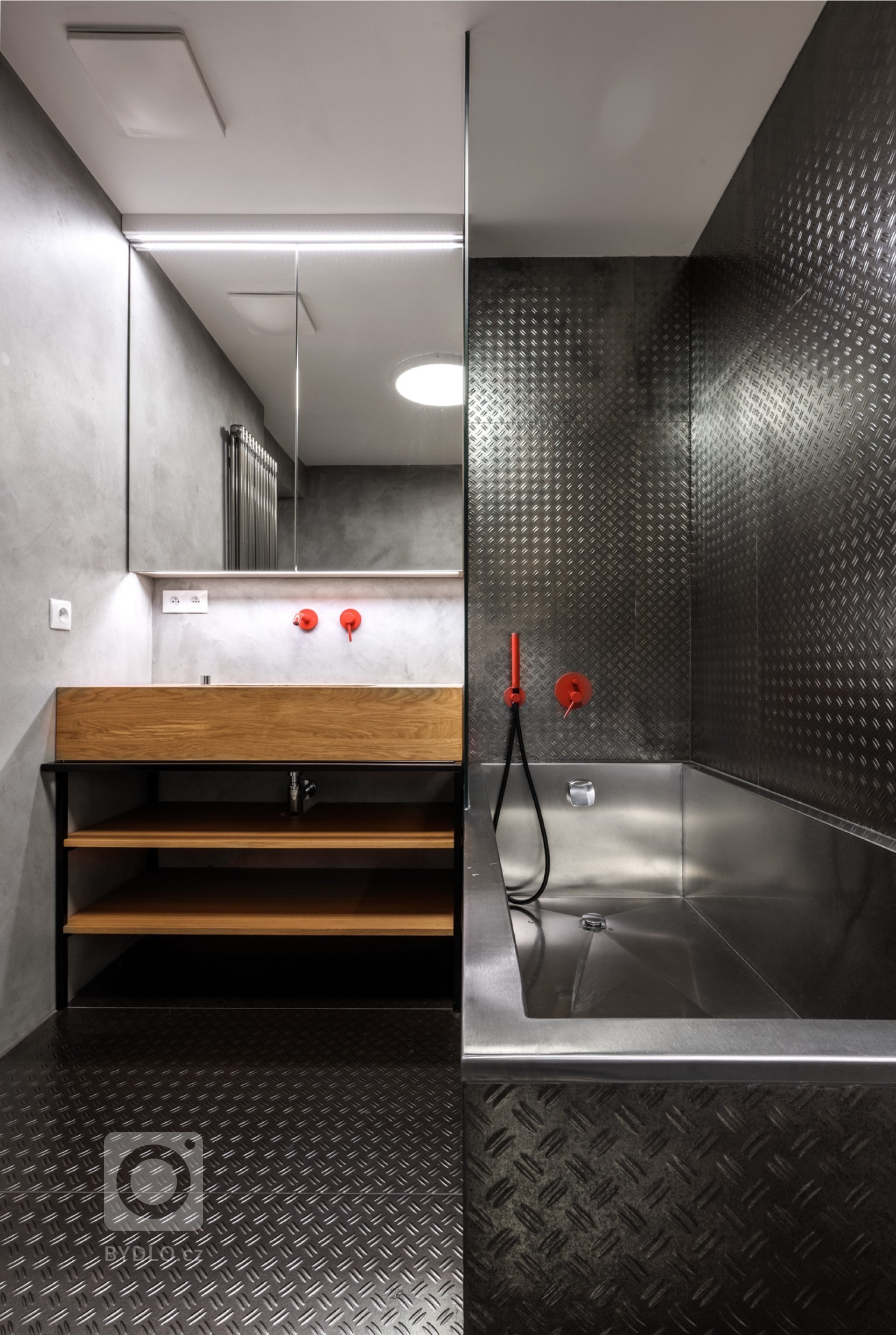 Investorka koupila mezonetový byt o&nbsp;výměře cca 72 m&sup2; a sama provedla částečnou rekonstrukci. My jsme dostali za úkol vytvořit obývací prostor s&nbsp…