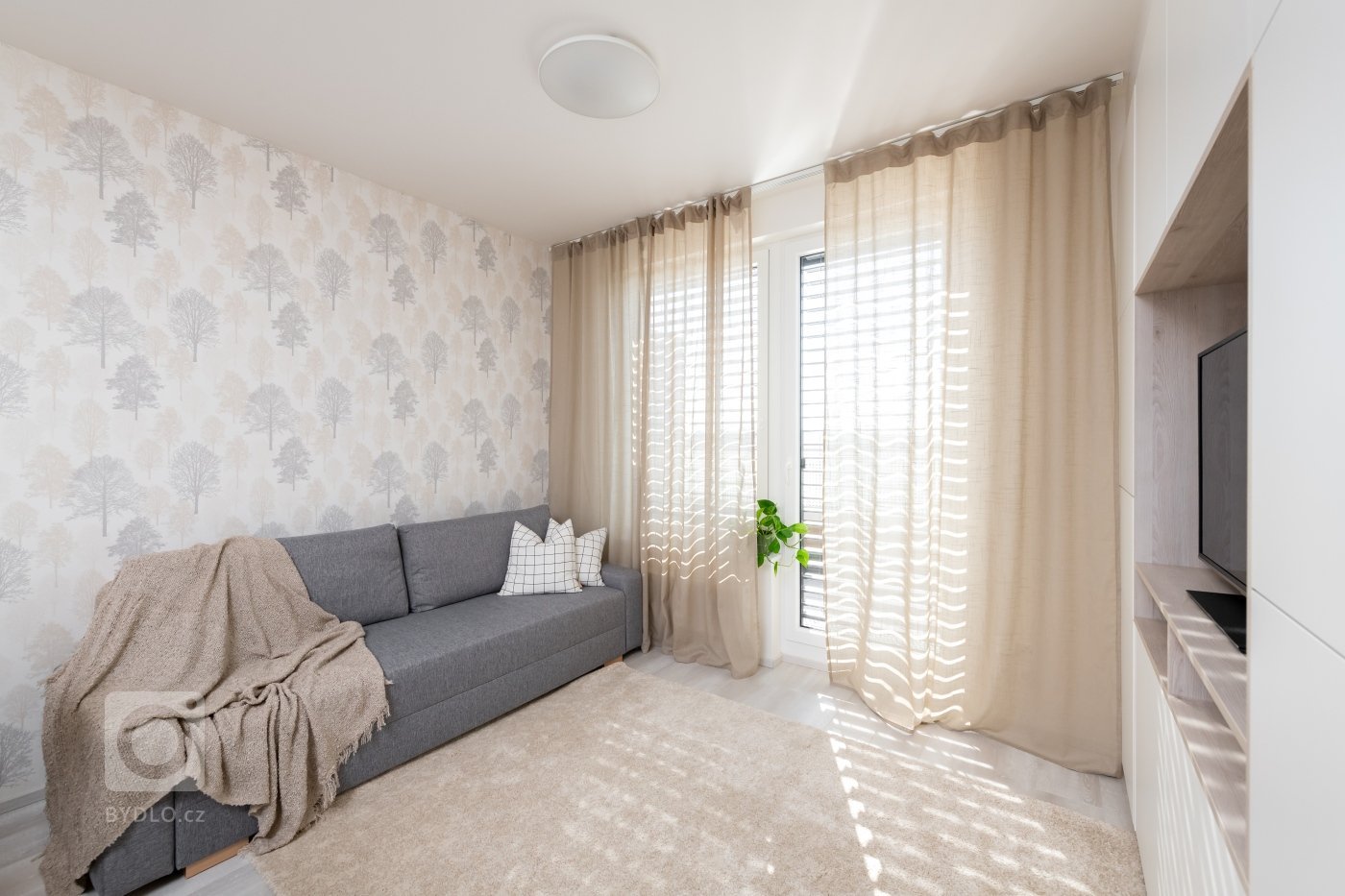 Útulná garsonka v novostavbě na severu Prahy.
Kuchyňská část: Minimalistická kuchyň s vestavěnou mikrovlnnou troubou, světlými skříňkami a dřevěnými akcenty.…