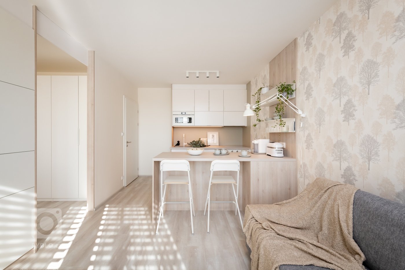 Útulná garsonka v novostavbě na severu Prahy.
Kuchyňská část: Minimalistická kuchyň s vestavěnou mikrovlnnou troubou, světlými skříňkami a dřevěnými akcenty.…